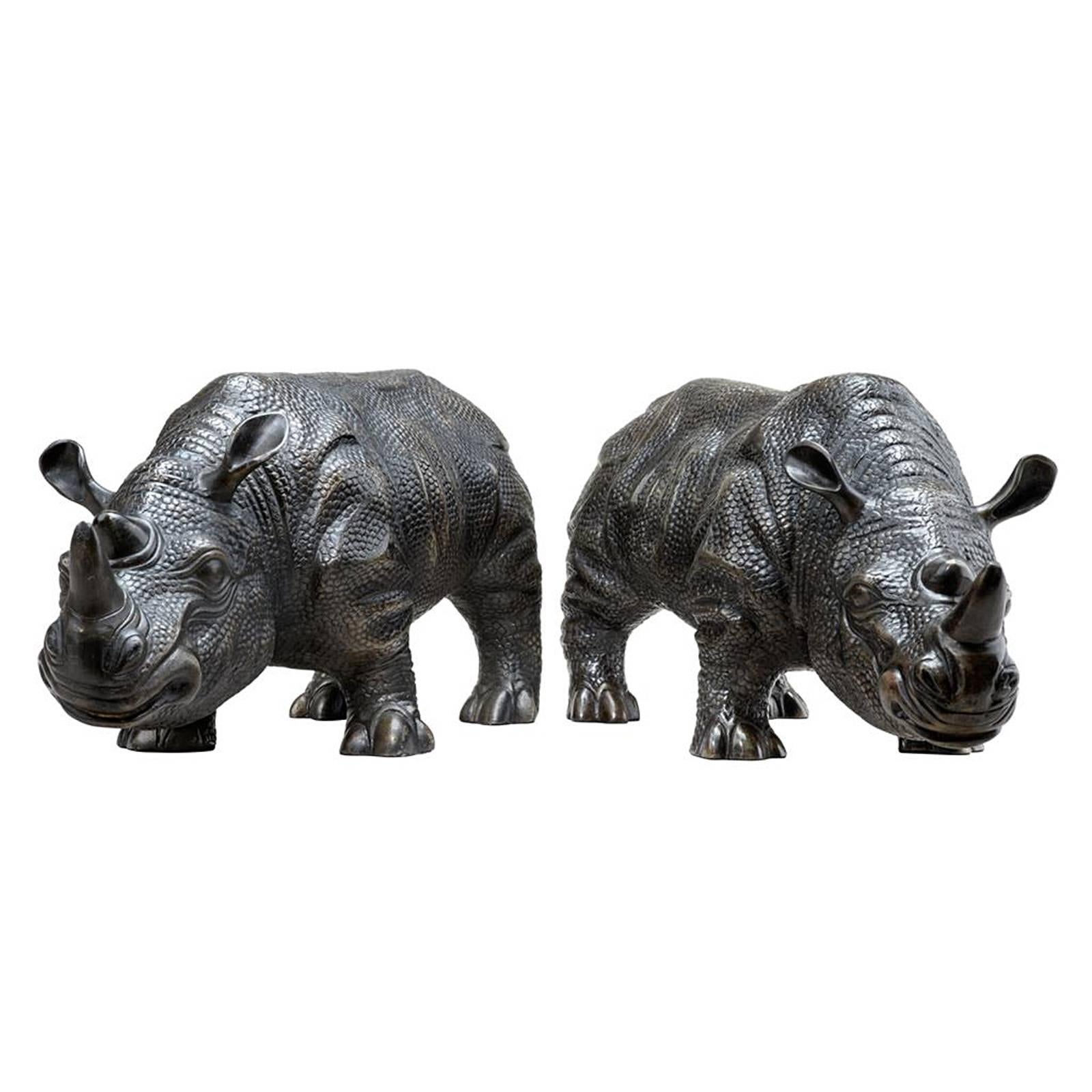 Ensemble de deux sculptures Rhinocéros en
finition bronze. 
