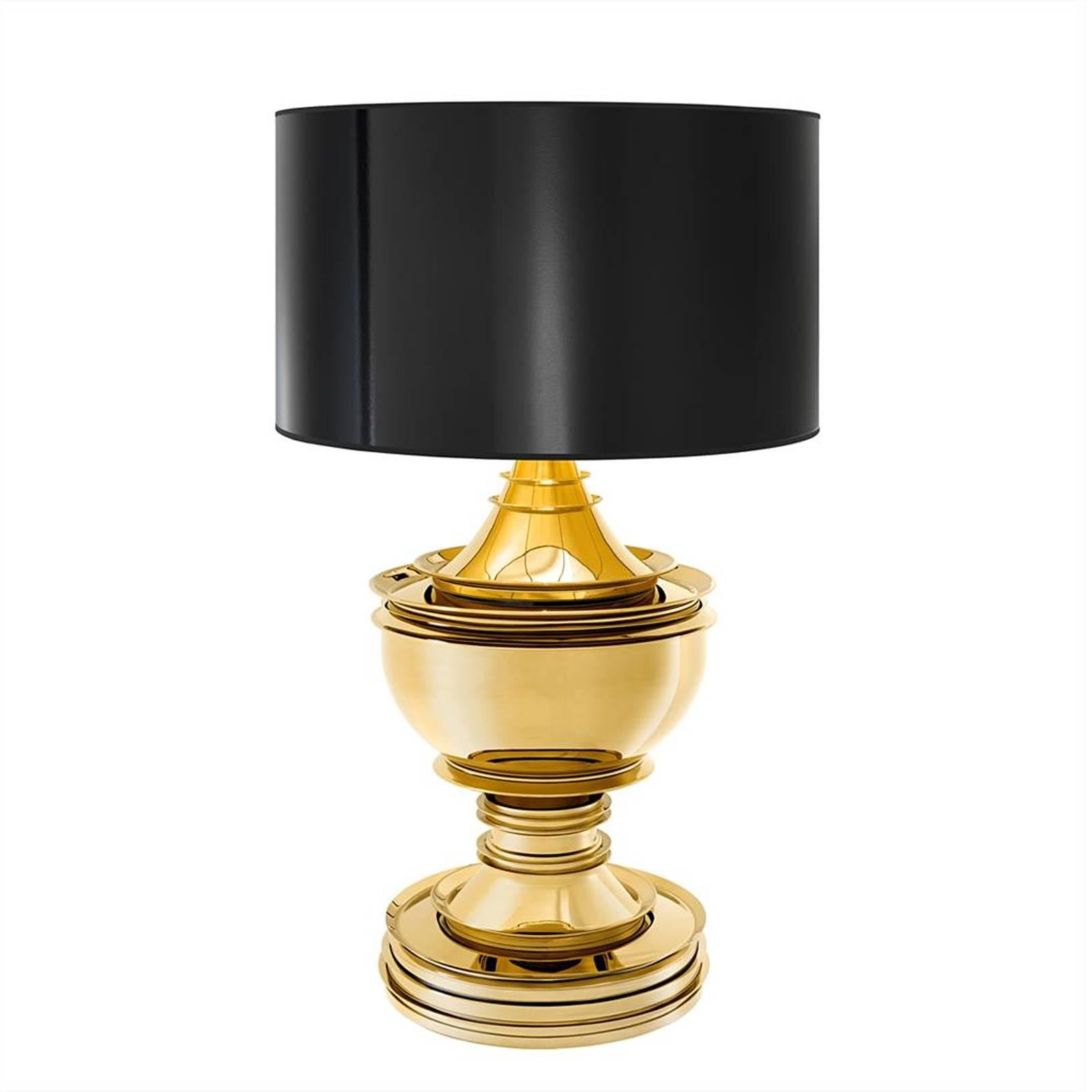 Table lamp Royal Gold in gold finish
with high gloss black shade. 1 bulb lamp
holder type E27, maximum 40 watt.
