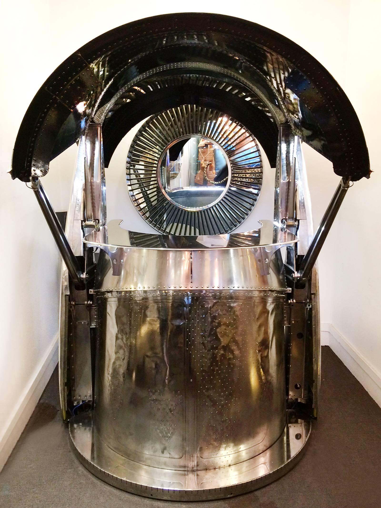 Bar aviator reverse made of a propulsive nozzle is that of a
Pratt & Whithney JT8D, reactor made for MD80 or Boeing 727
and 737, the Dassault mercury 100 or the Douglas DC9. Measures
piece dimensions are: 150cm in diameter over 215cm high and
