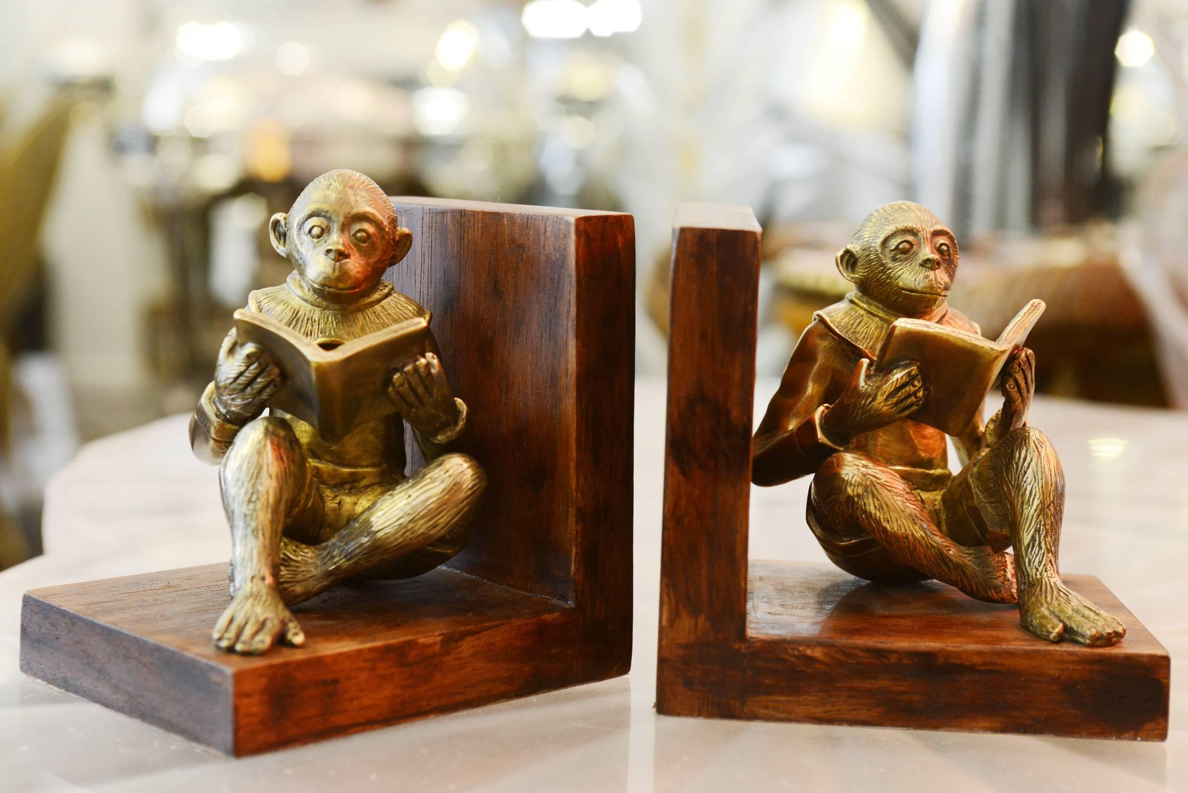 Bookends set of two monkeys readers
in hand-carved bronze. On noble wood base.
Each piece: L 12.7 x D 10 x H 12.5cm 
