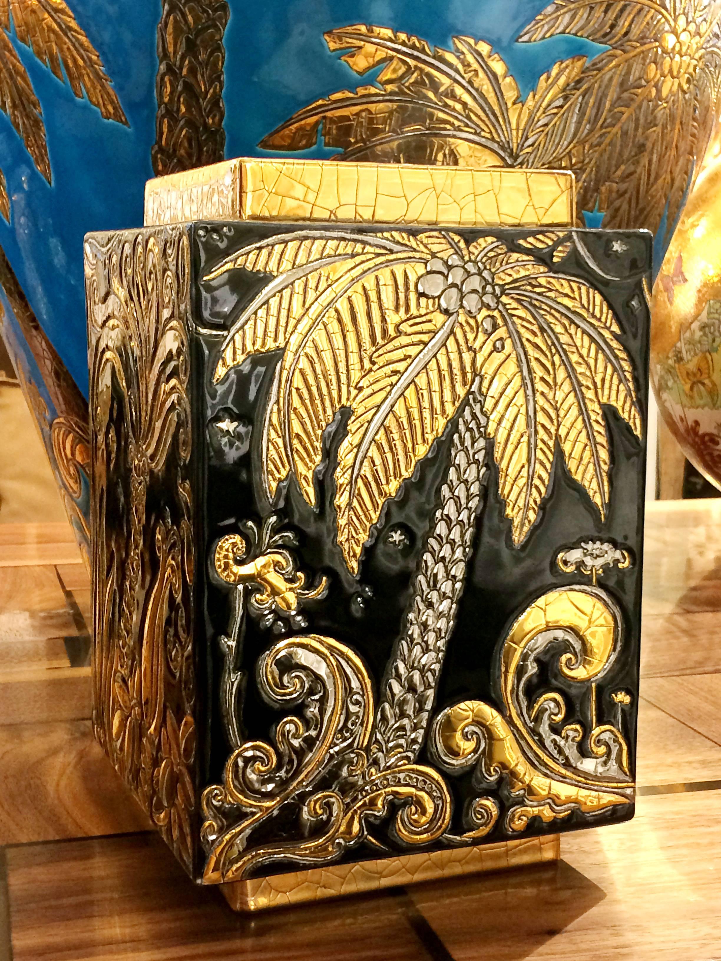 Urn jungle dream black and gold,
Emaux de Longwy from France, 2017
Exceptional piece limited edition 1/100
pieces. Earthenware handcrafted.
