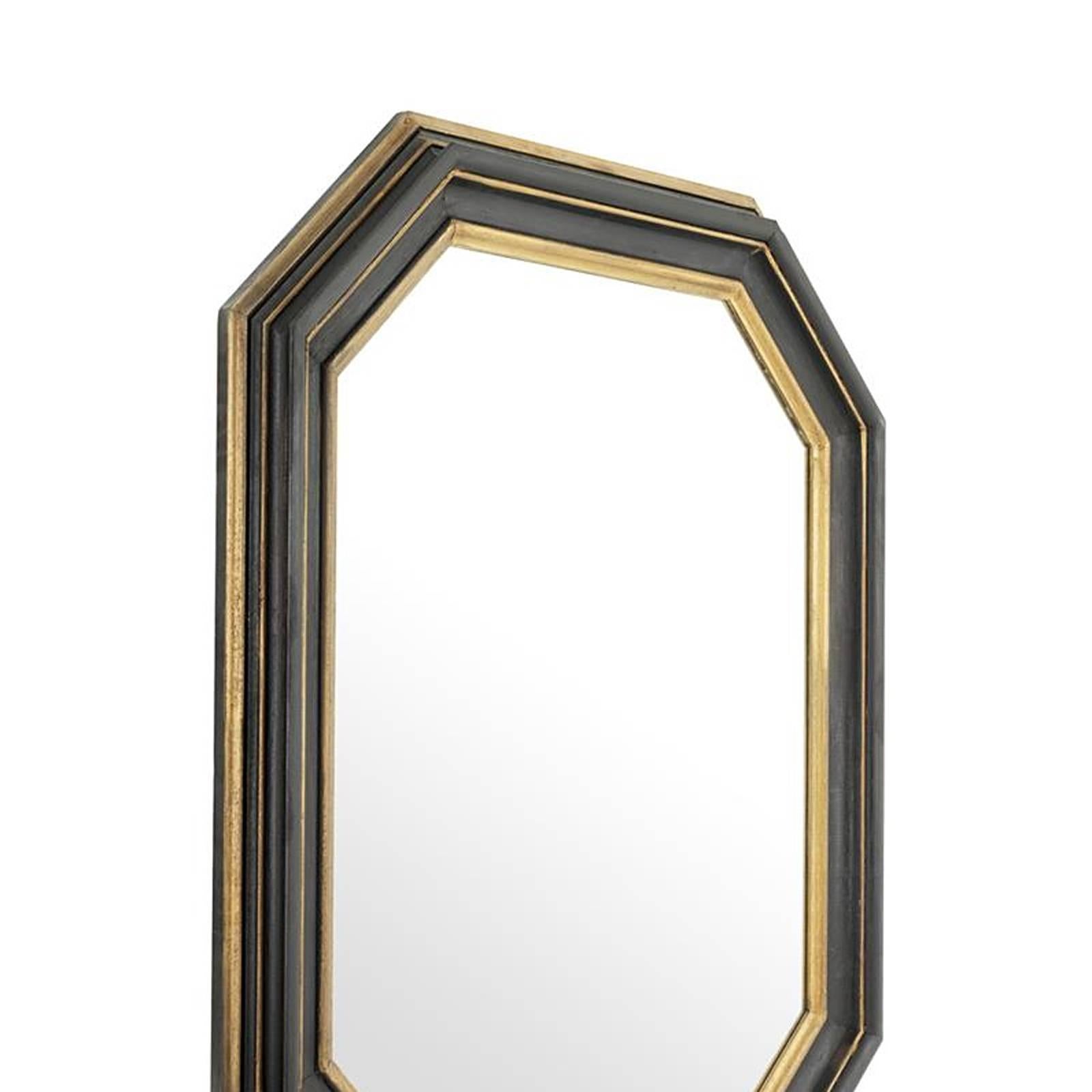 Mirror black vintage in black finish and antique
gold finish. Polownia wood frame and mirror glass.
