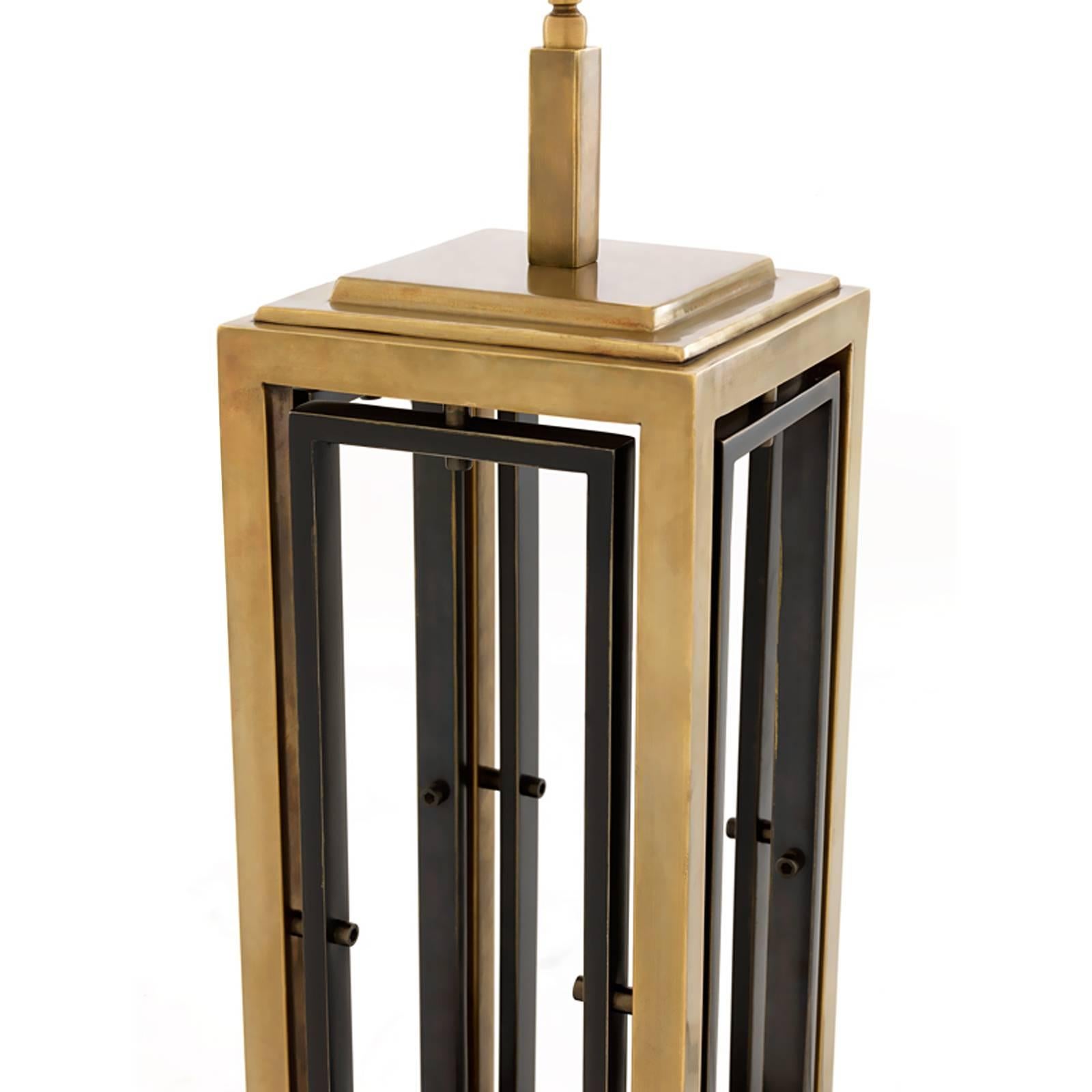 Table lamp stepper with gunmetal and vintage 
brass finish structure. On black granite base,
including black shade. 1 bulb lamp holder type 
E27, maximum 40 watt. Bulb not included.
Also available in polished nickel finish, black
nickel finish on