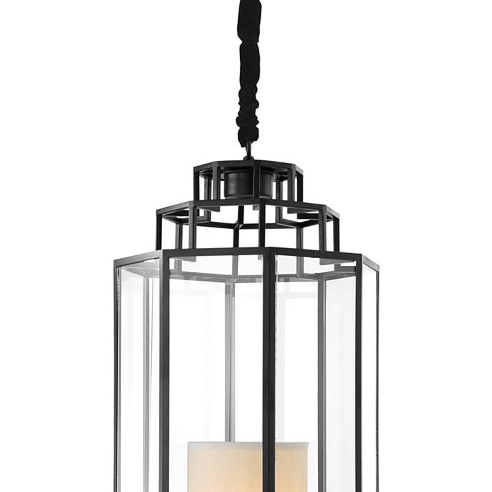Lantern Robello with structure in iron black finish,
clear glass and cream lampshade. One bulb lamp holder
type E27, max 40 watt. Bulb not included.
Adjustable chain: 150cm.
Measures: Ø 40 x H 83 cm, price 1650,00€
Ø 32.5 x H 69 cm, price