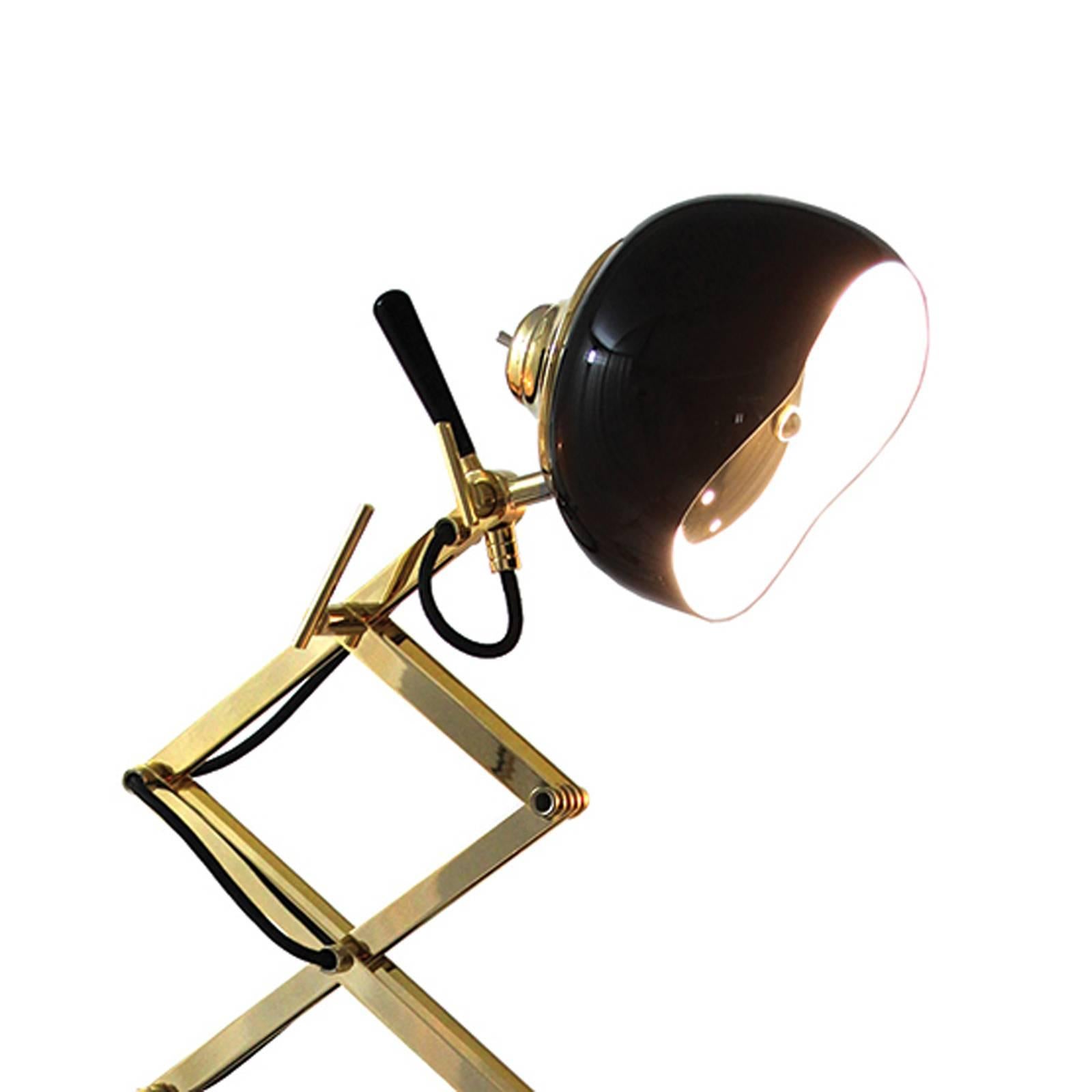 Table lamp retro folding with aluminium glossy black 
and gold powder paint finish shade. Structure in gold
plated brass. Also available with white glossy shade 
and polished stainless steel structure.
Measures: L 25 x D 20 x H 40-60cm
