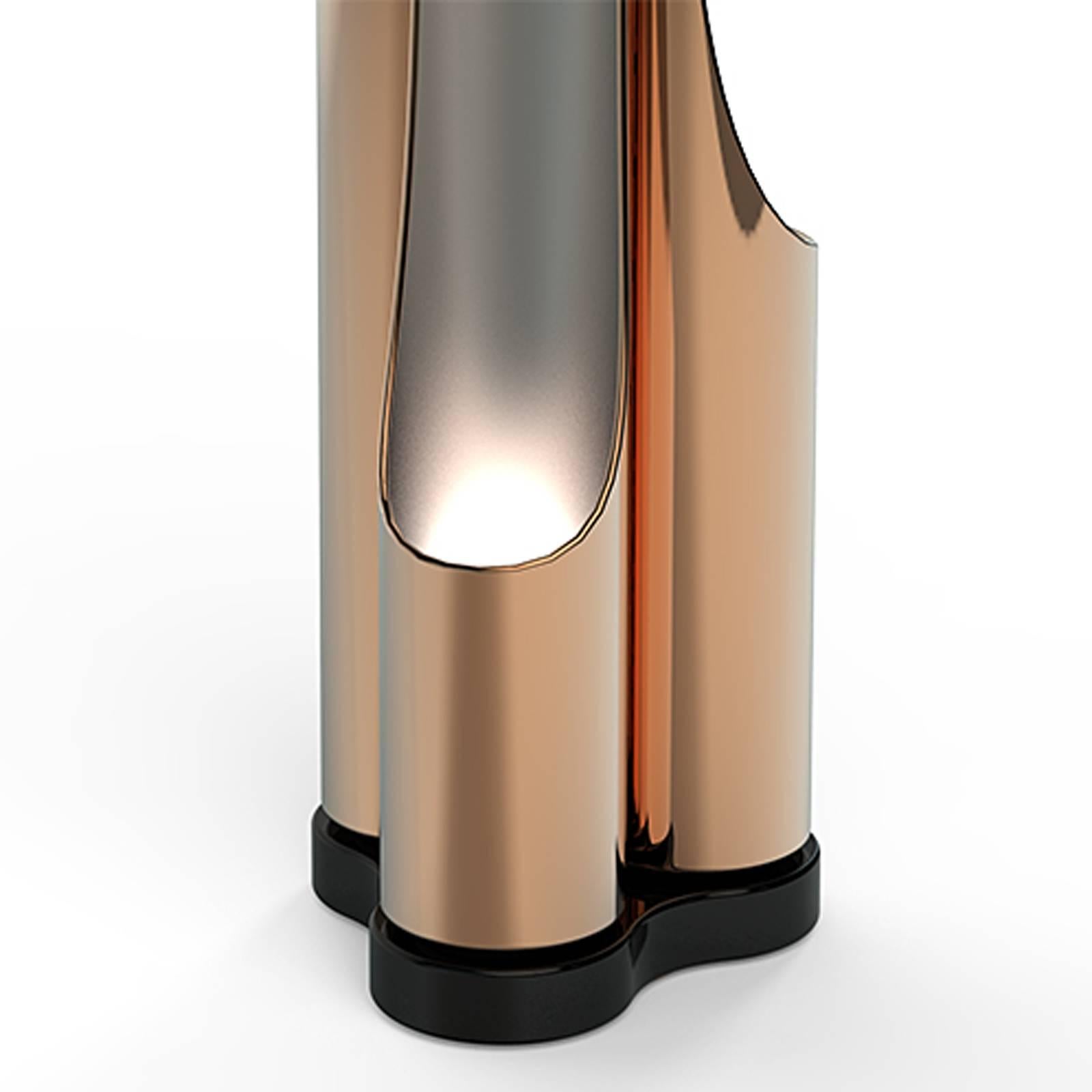 Lámpara de Sobremesa Tubas de Acero Negro Mate y Dorado en Excelente estado para la venta en Paris, FR