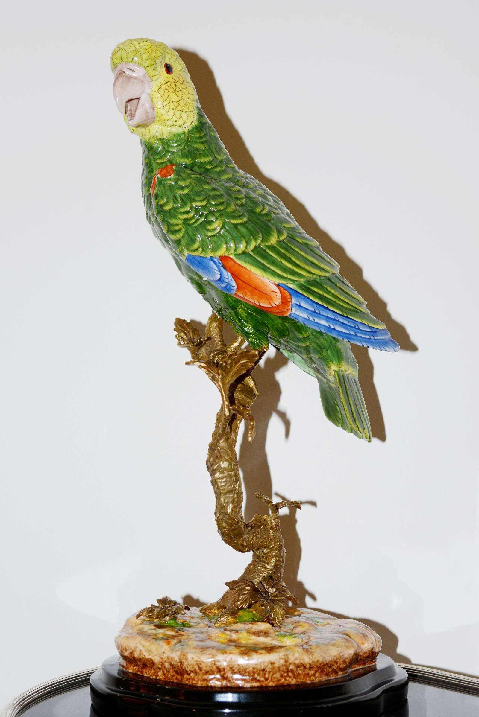 Sculpture parrot made in solid porcelain, 
hand-painted finish, on solid bronze and 
porcelain base.
