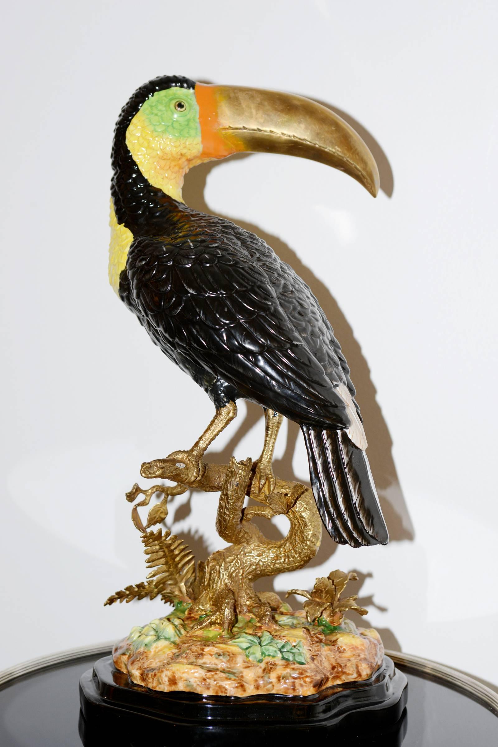 Sculpture toucan en porcelaine massif finition peinte à la main et bronze massif Excellent état - En vente à Paris, FR