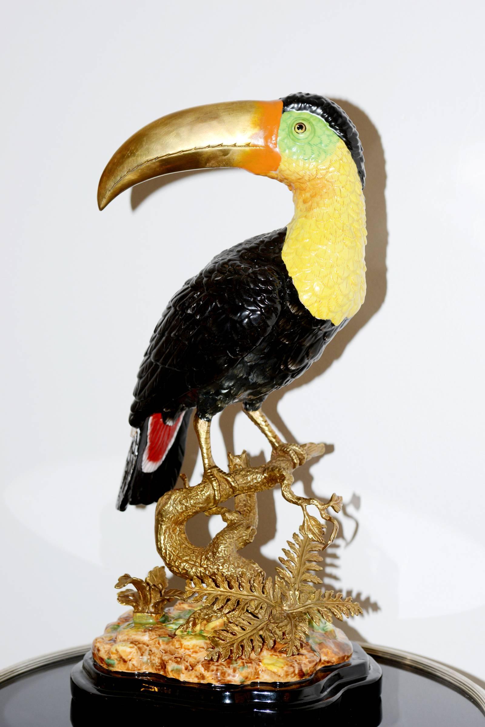 Sculpture Toucan réalisée en porcelaine solide,
finition peinte à la main, sur bronze massif et
base en porcelaine.
