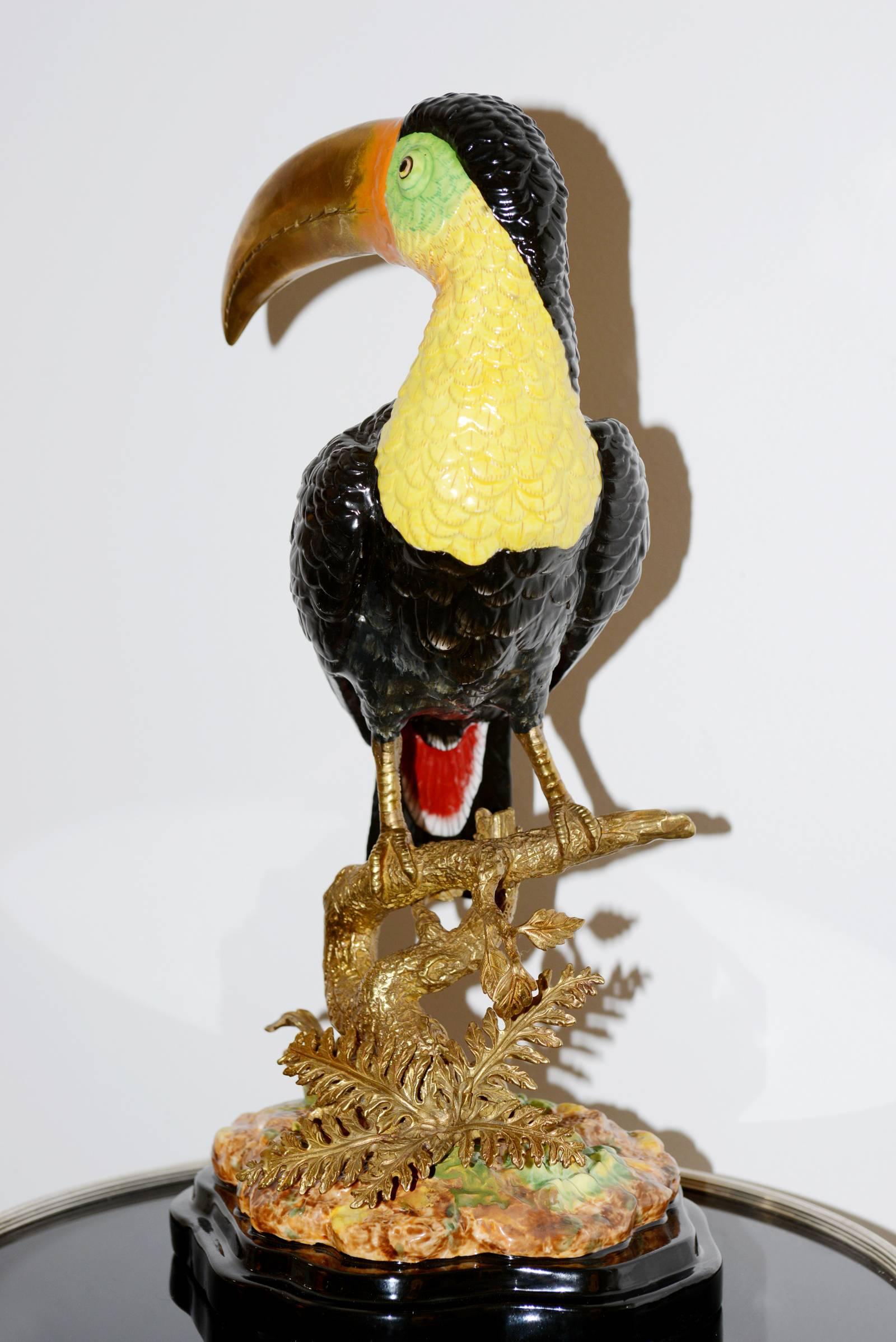 Français Sculpture toucan en porcelaine massif finition peinte à la main et bronze massif en vente