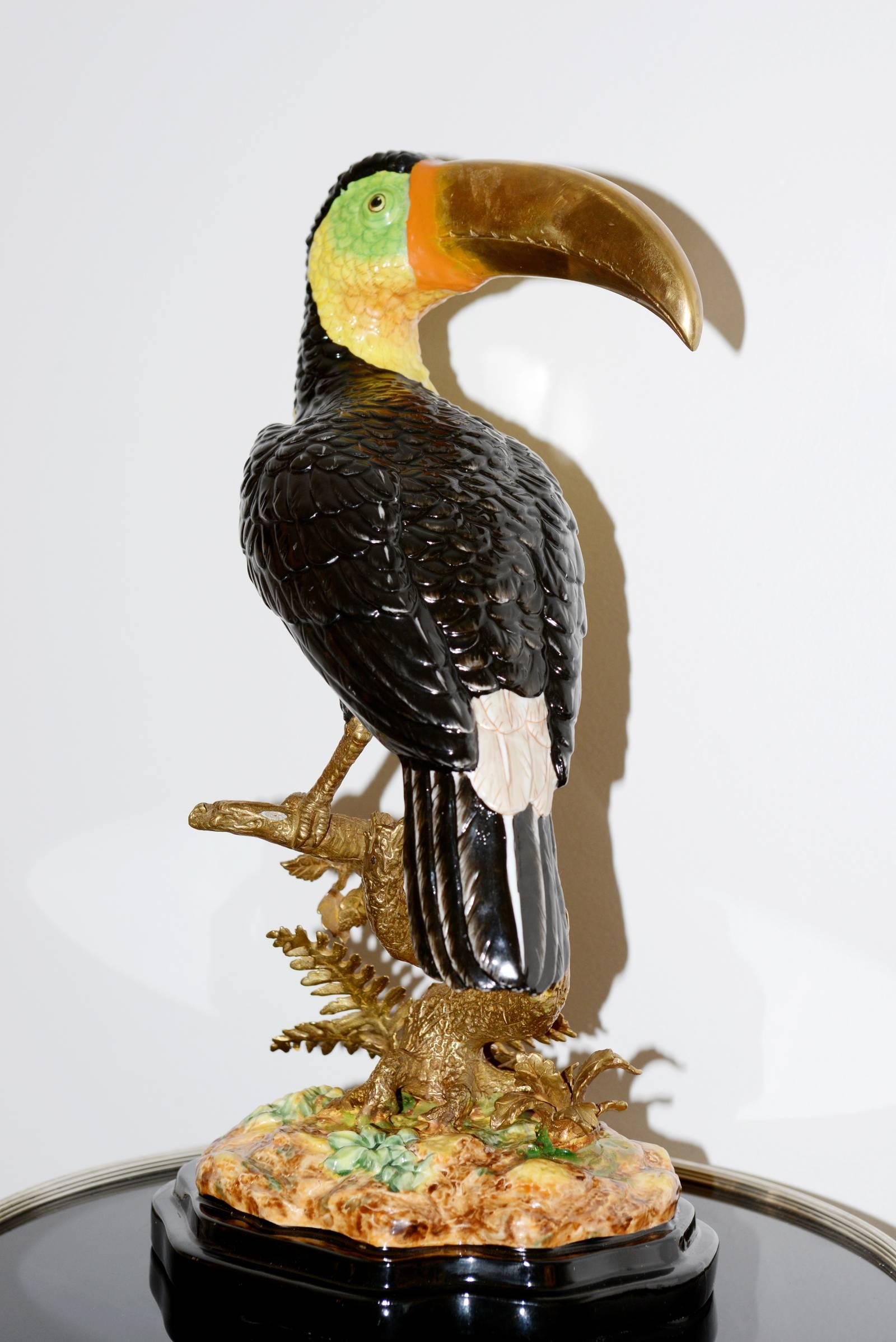 XXIe siècle et contemporain Sculpture toucan en porcelaine massif finition peinte à la main et bronze massif en vente