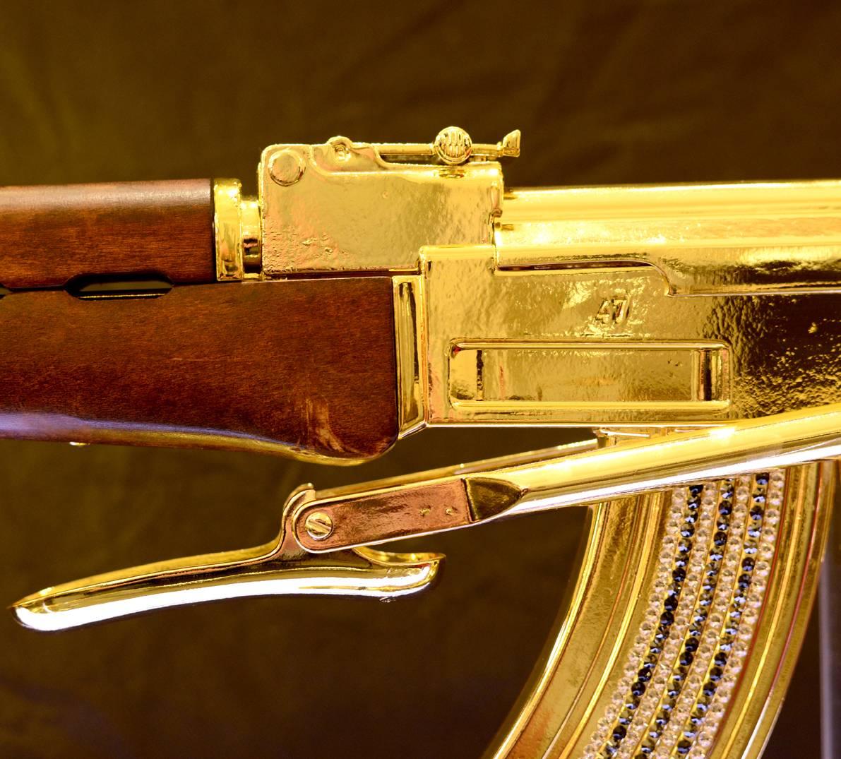 Ak-47 Or Numéroté et Edition Limitée Sculpture d'Art Démilitarisée Excellent état à Paris, FR