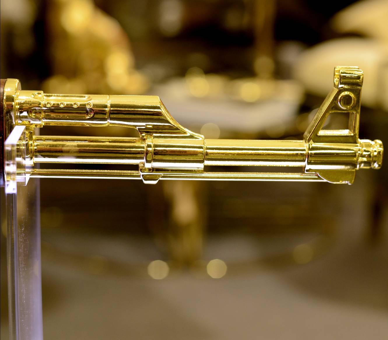 XXIe siècle et contemporain Ak-47 Or Numéroté et Edition Limitée Sculpture d'Art Démilitarisée