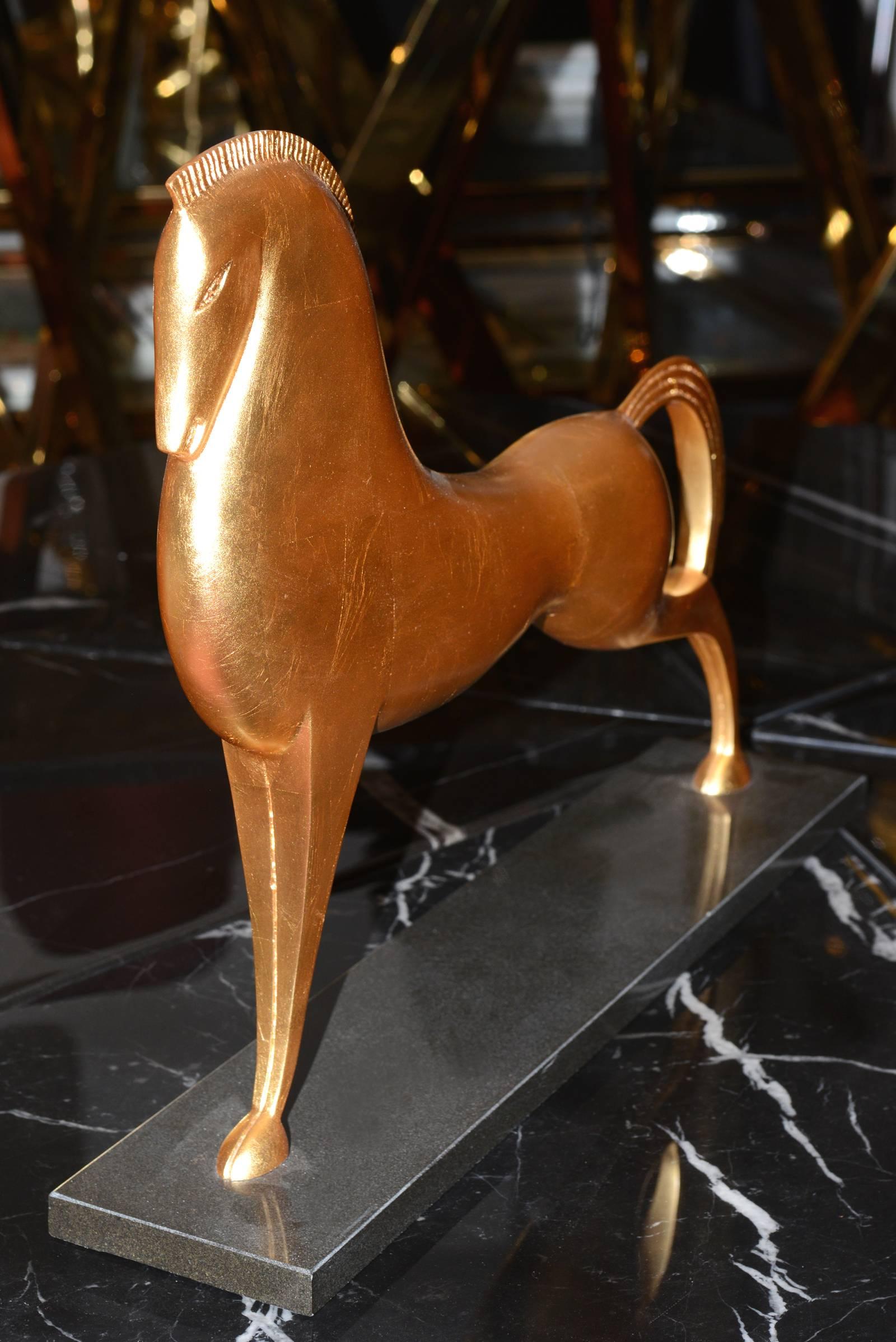 Griechisches Pferd Skulptur in massiver Bronze in Blattgold Finish im Zustand „Hervorragend“ in Paris, FR