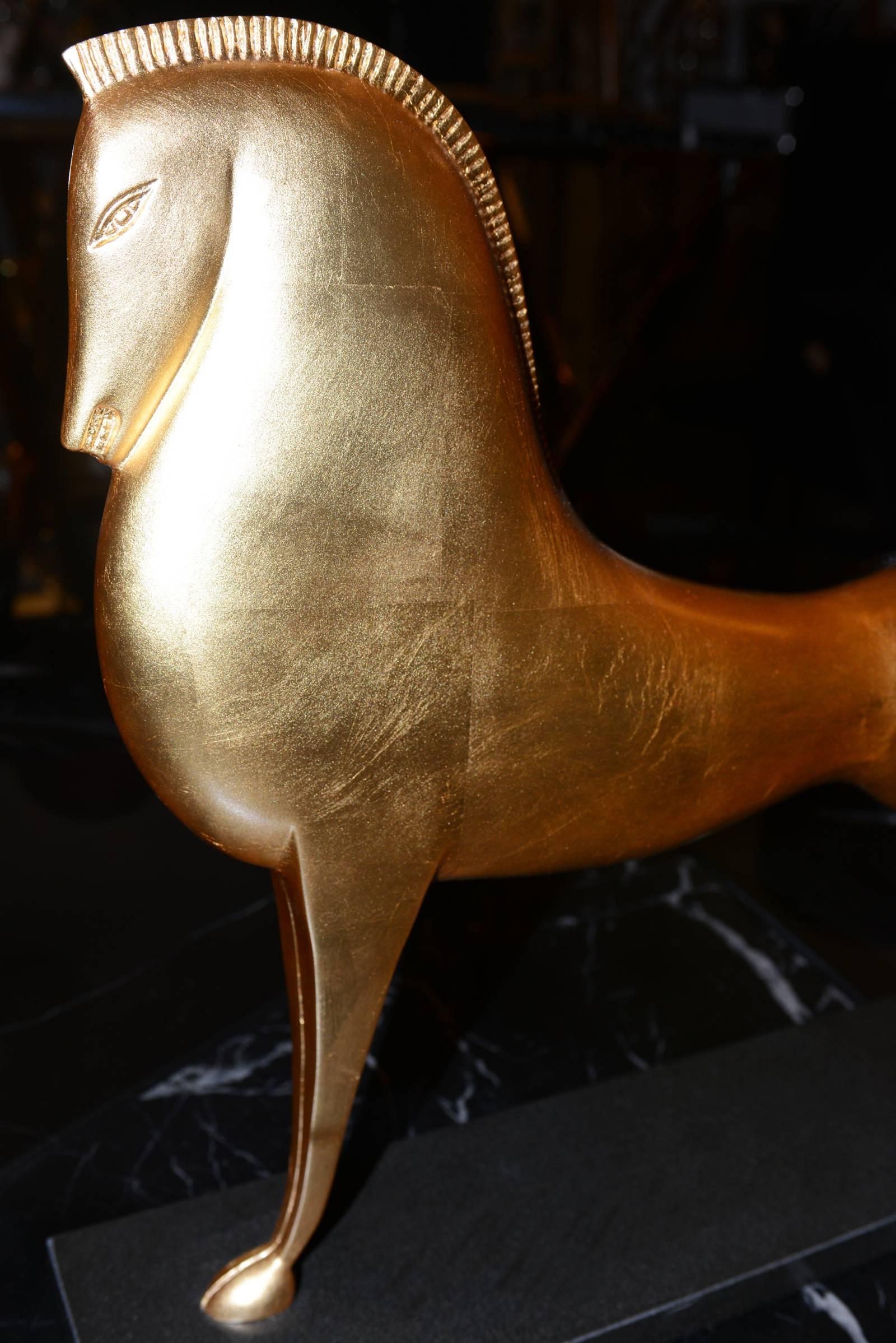 Sculpture de cheval grec en bronze massif:: finition feuille d'or Excellent état à Paris, FR