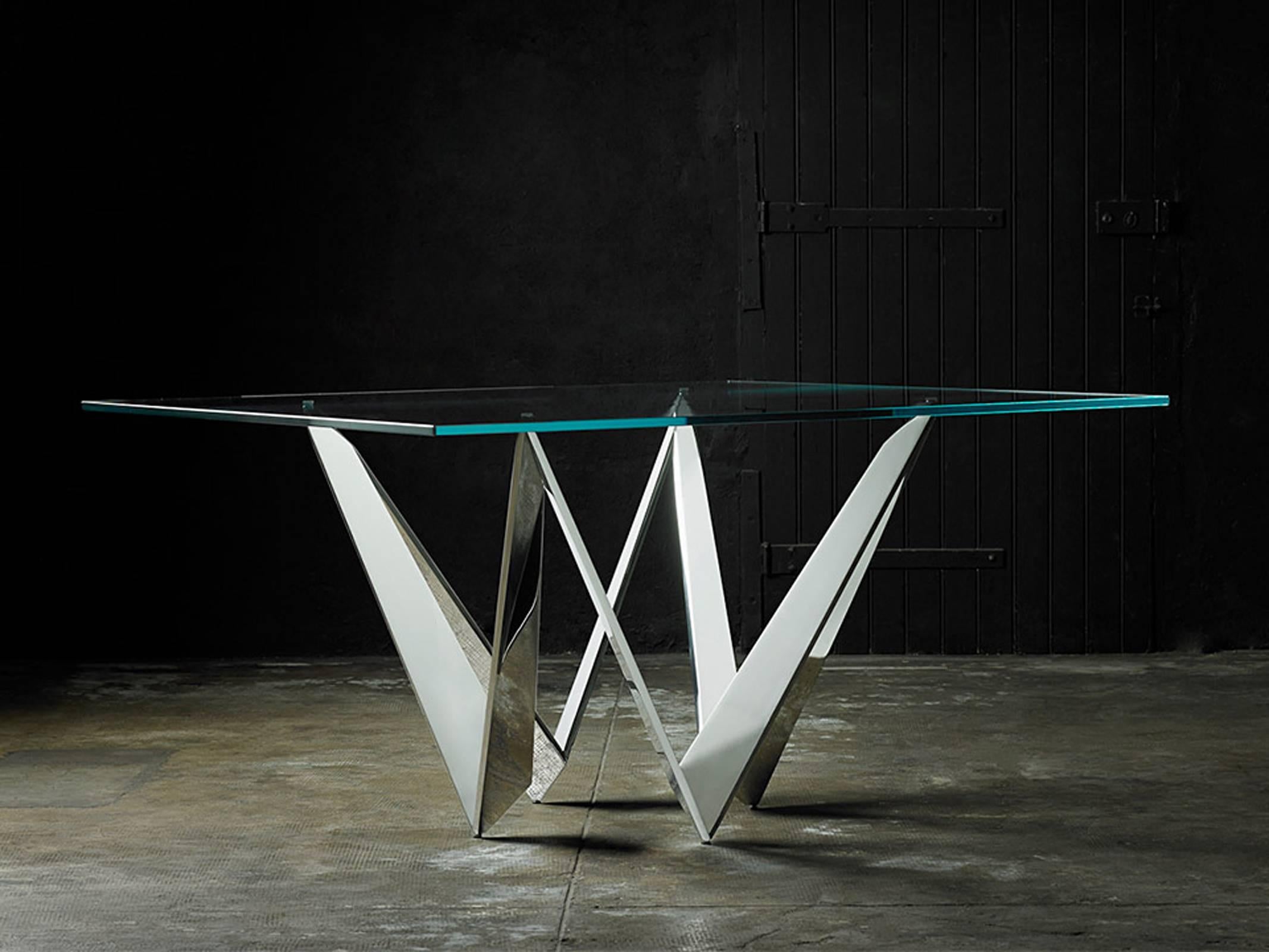 Table starway with polished mirror stainless steel base
structure. With 15 mm thick tempered square glass top.
Square table: L 140 x D 140 x H 74cm. Price: 16500,00€.
Rectangular table: L210xD110xH74cm. Price: 21900,00€.
Round table: Ø150xH74cm.