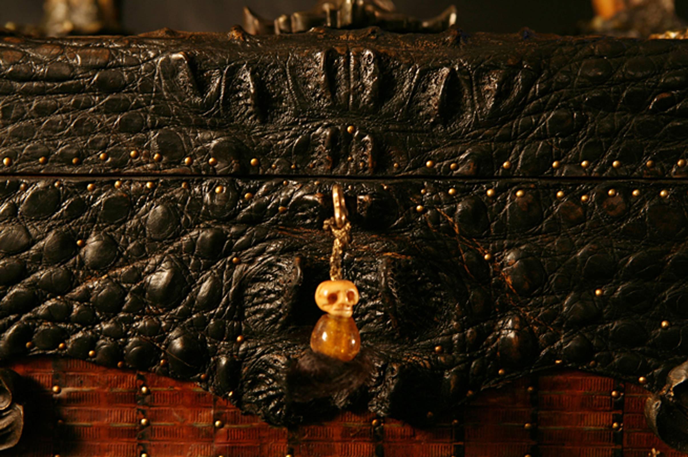 Crocodile Cigar Box with Alligator Skin and Wartog Teeth and Cedar Wood In Excellent Condition For Sale In Paris, FR