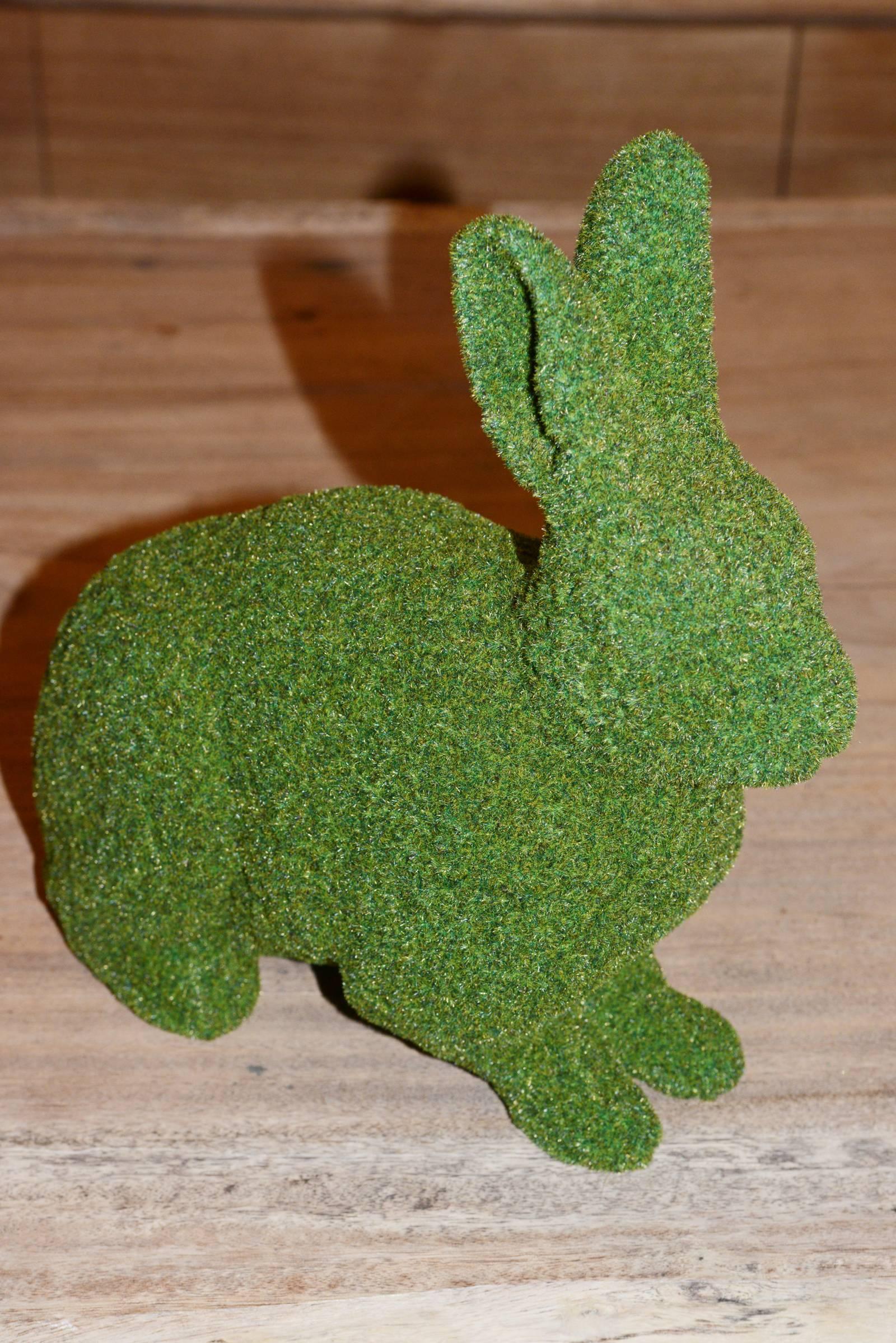 Sculpture garden rabbit in handcrafted synthetic
turf, ultra resistant from 50°C to -50°C. UVI restant.
For outdoor-indoor use. Subtle decoration piece.
Two attitudes available, see pictures.
Measures: Coated rabbit: L 30 x D 13 x H 28