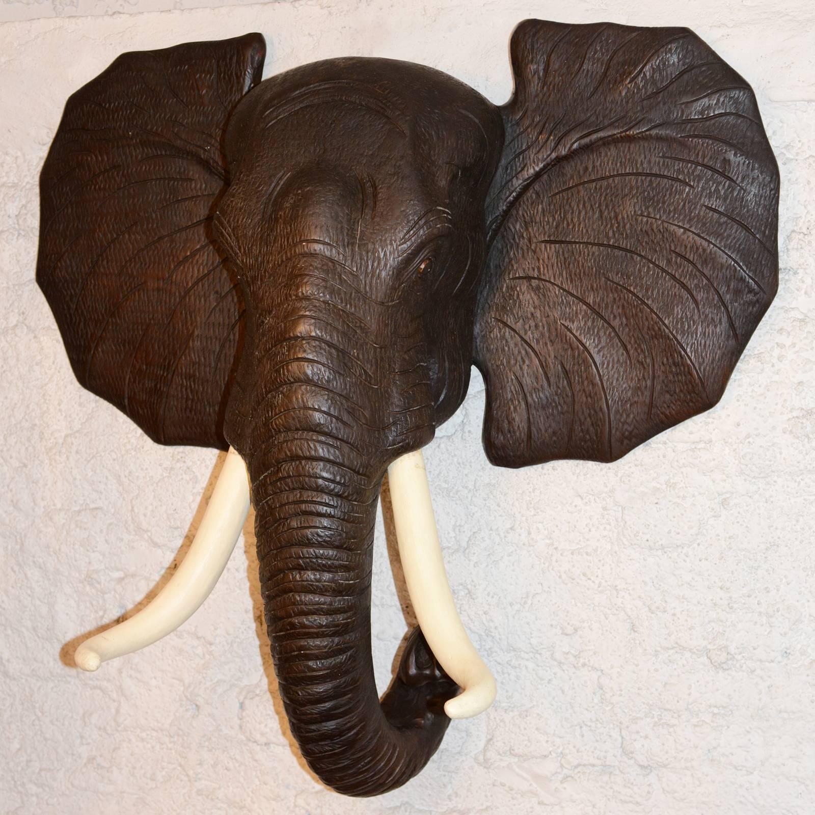 Sculpture elephant head in waxed solid 
natural teak wood from indonesia. Hand-
carved piece.
