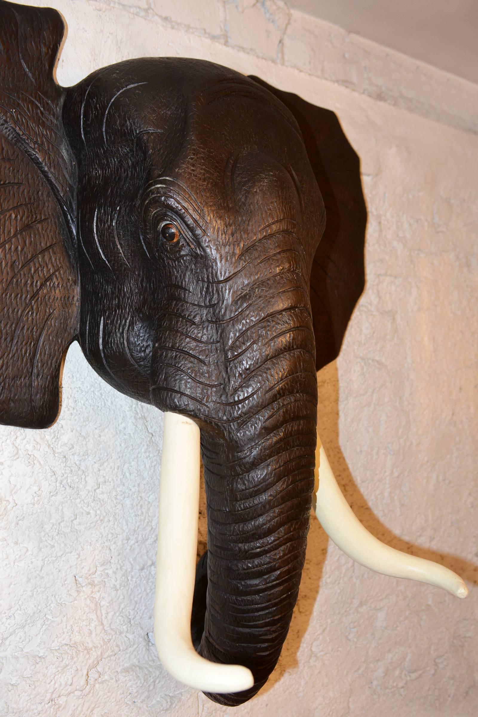 Elefantenkopf-Skulptur aus gewachstem Teakholz aus Indonesien im Zustand „Hervorragend“ in Paris, FR