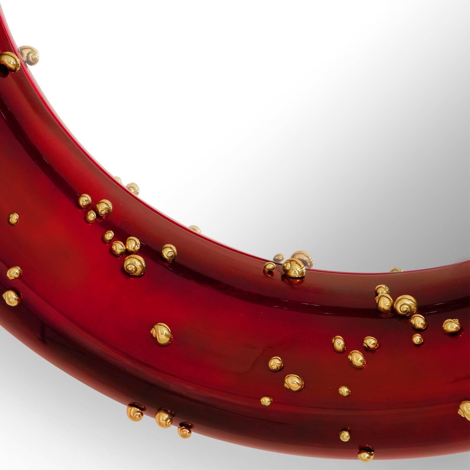 Miroir rouge avec escargots noirs et rouges vernis et dorés Excellent état - En vente à Paris, FR