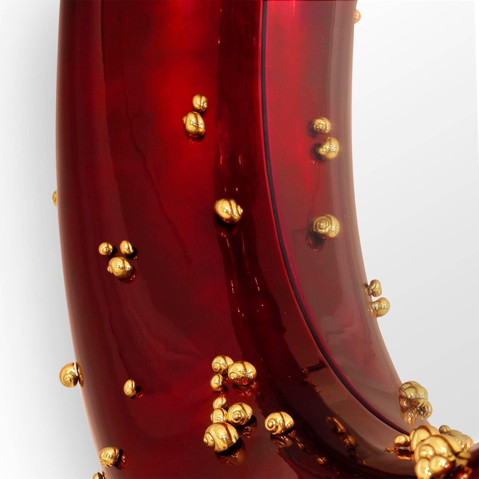 XXIe siècle et contemporain Miroir rouge avec escargots noirs et rouges vernis et dorés en vente