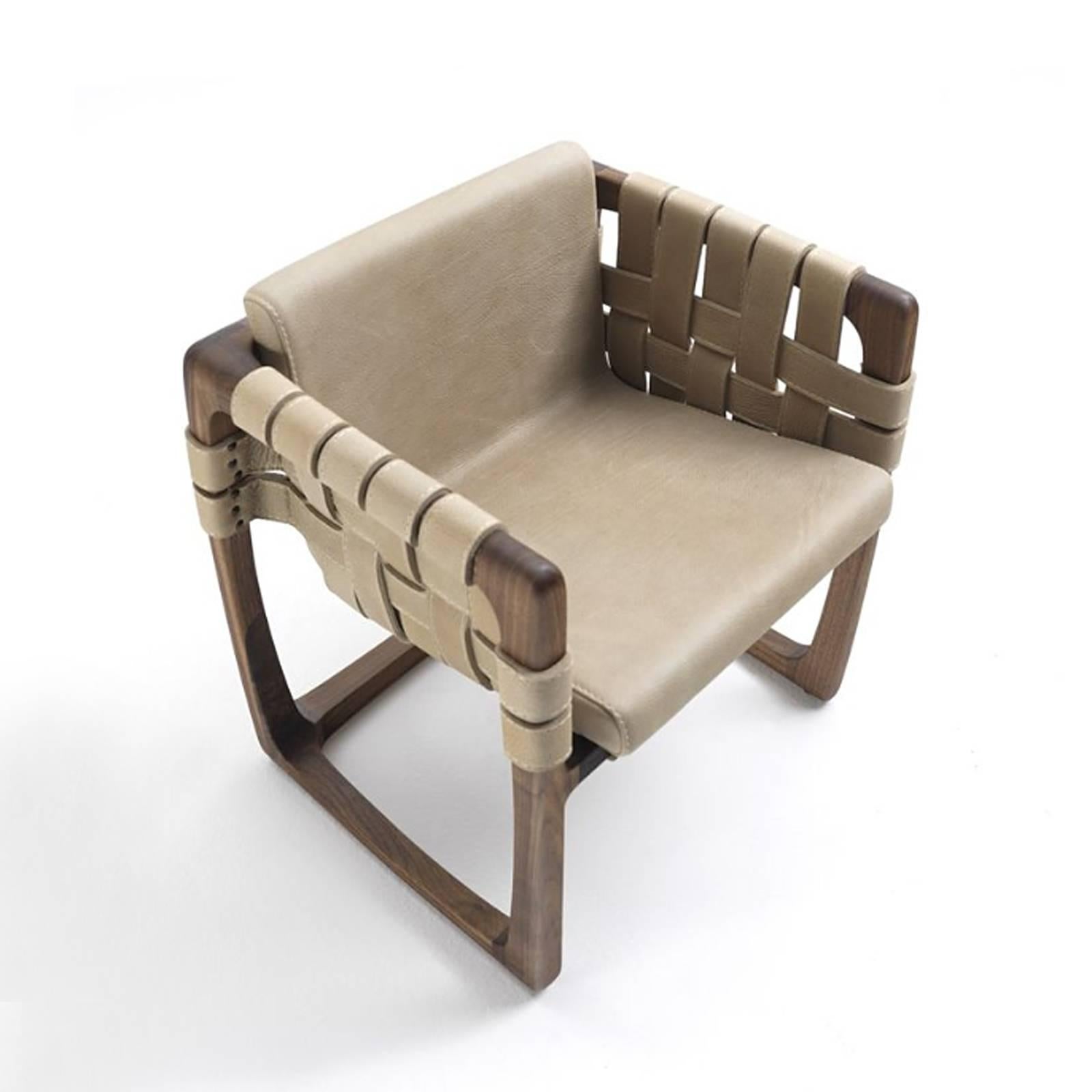 Chair webbing padded with structure in solid 
walnut wood with upholstered seat covered with
genuine leather and with nubuck genuine leather
for armrests and backrest.
Also available in solid oak wood, on request.


 