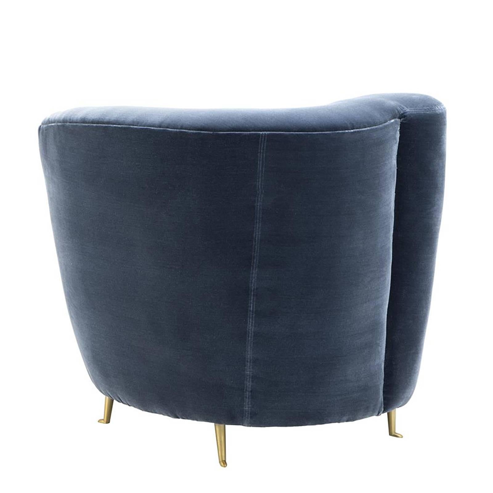 Armchair lounge faded blue upholstered with
velvet, structure in solid wood with brass legs.
Fire retardant treated velvet.

