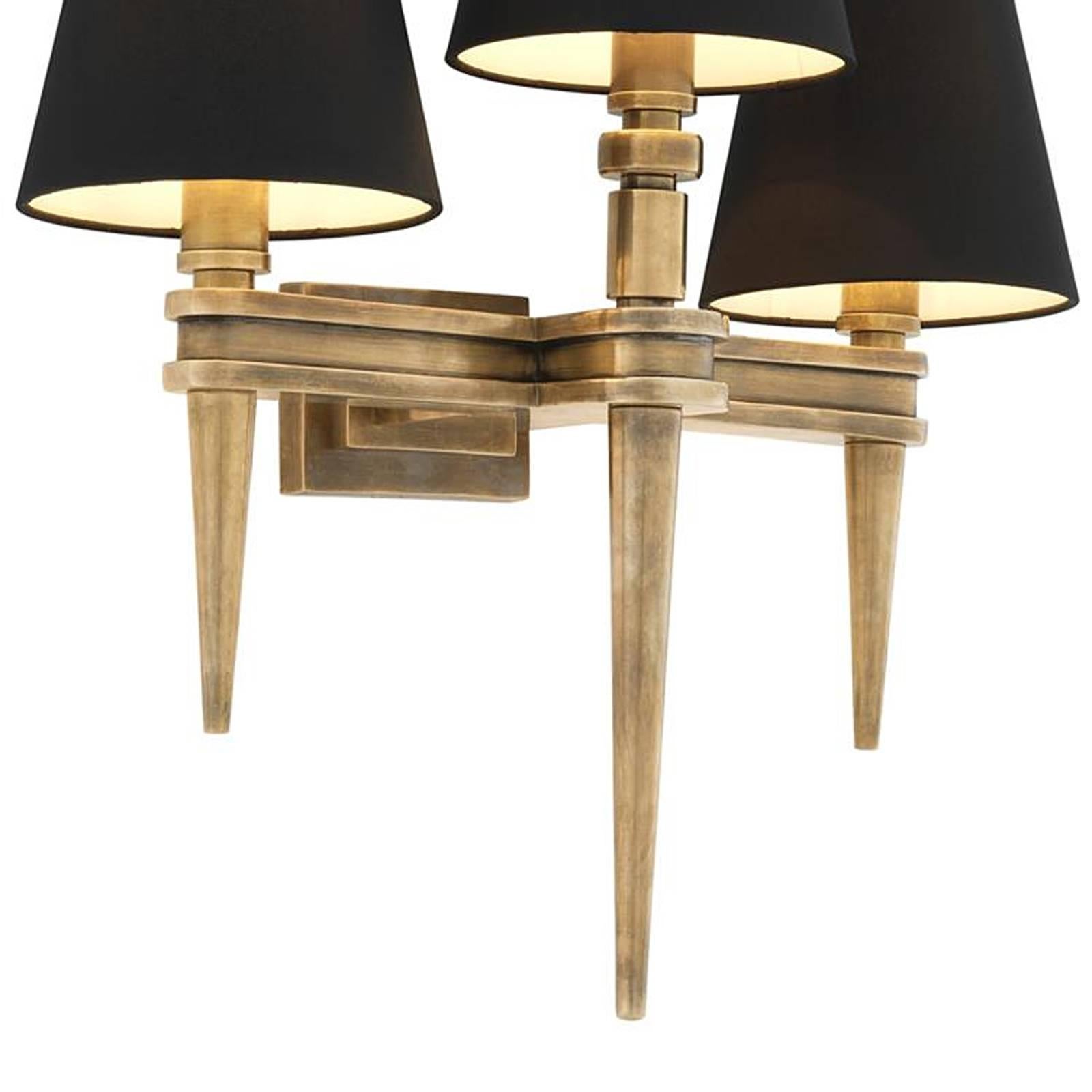 Wall lamp Austerlitz triple with vintage brass
structure and black shade. Three bulbs lamp holder
type E14, max 40 watt. Bulb not included.
Also available in nickel finish.
Also available in Austerlitz Single.
