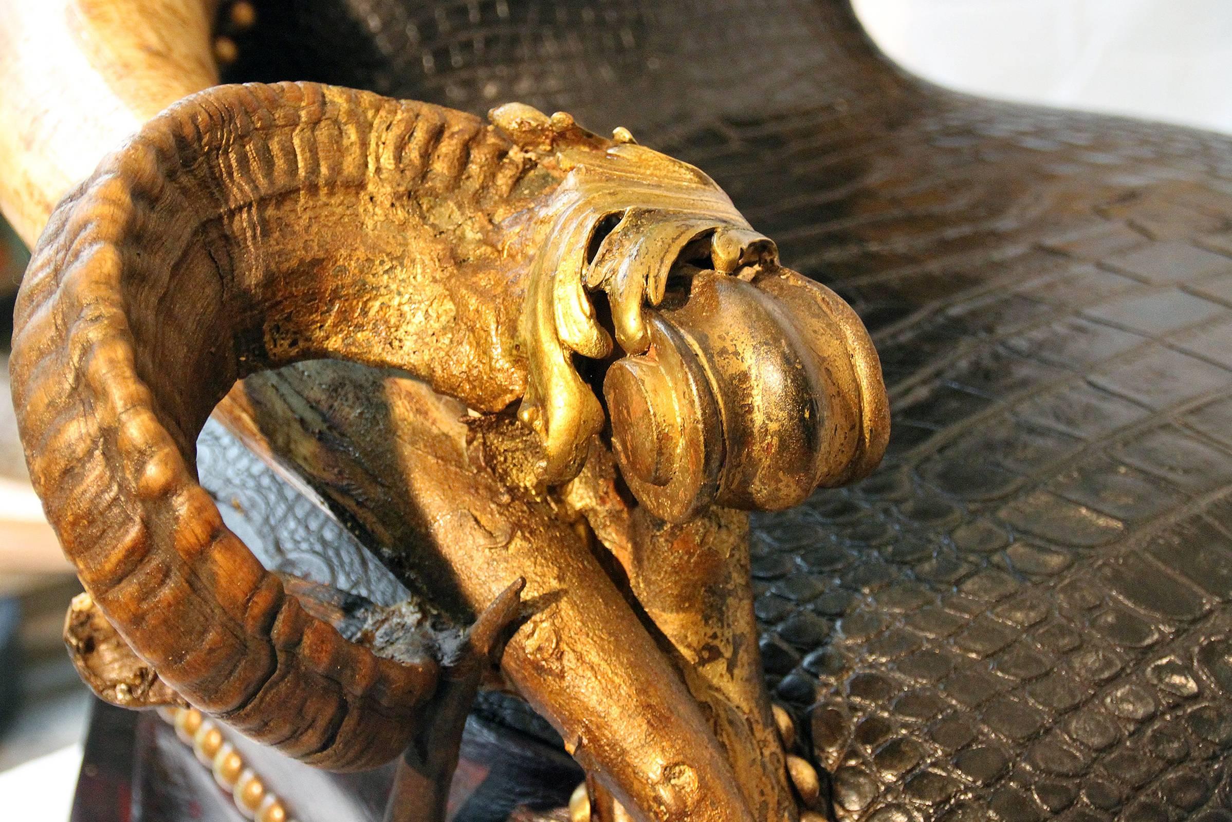 Bronze Fauteuil en crocodile noir avec peau d'alligator et cornes de zébu en vente