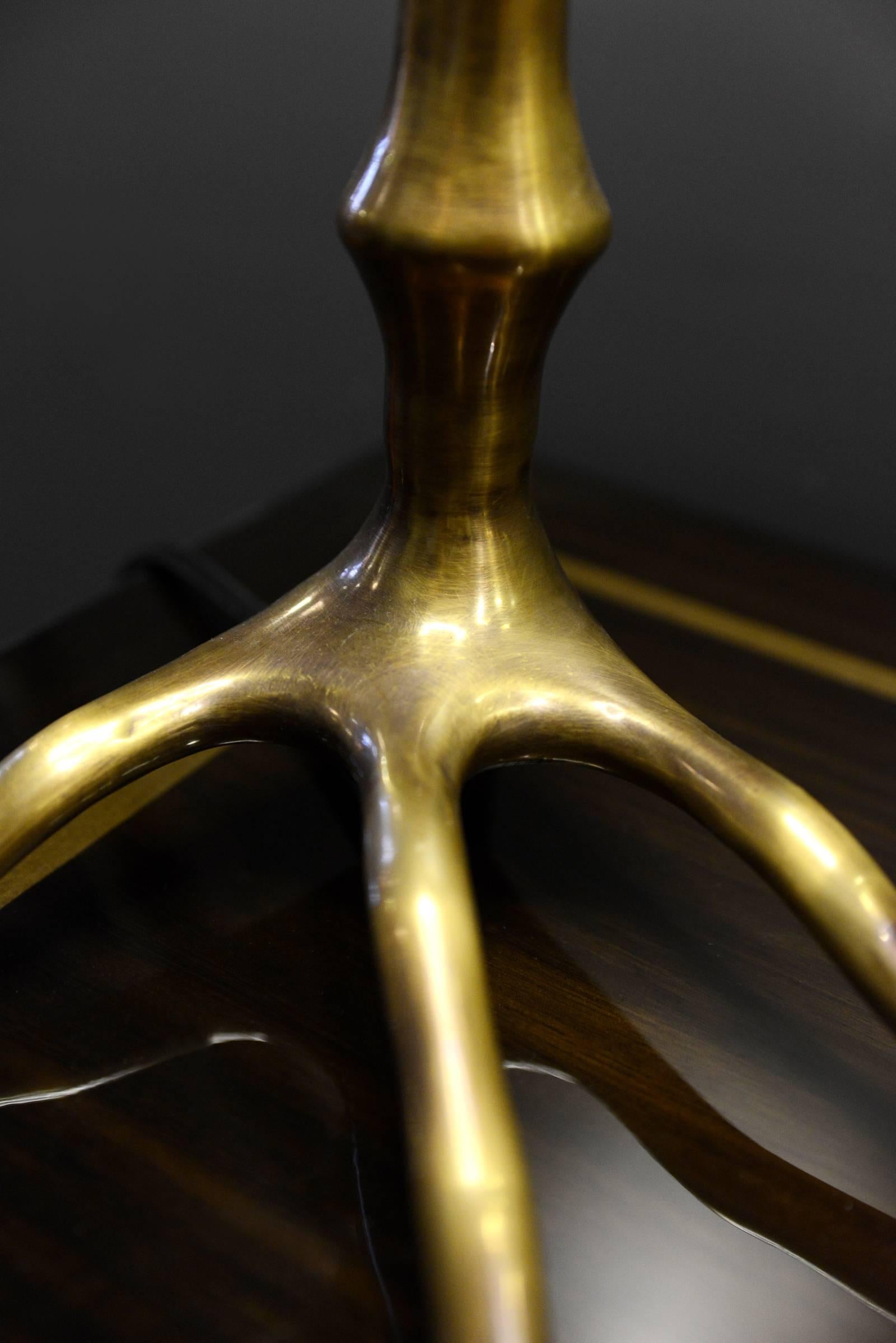 Straußene Tischlampe in Vintage-Messing- oder Nickel-Finish im Zustand „Hervorragend“ im Angebot in Paris, FR