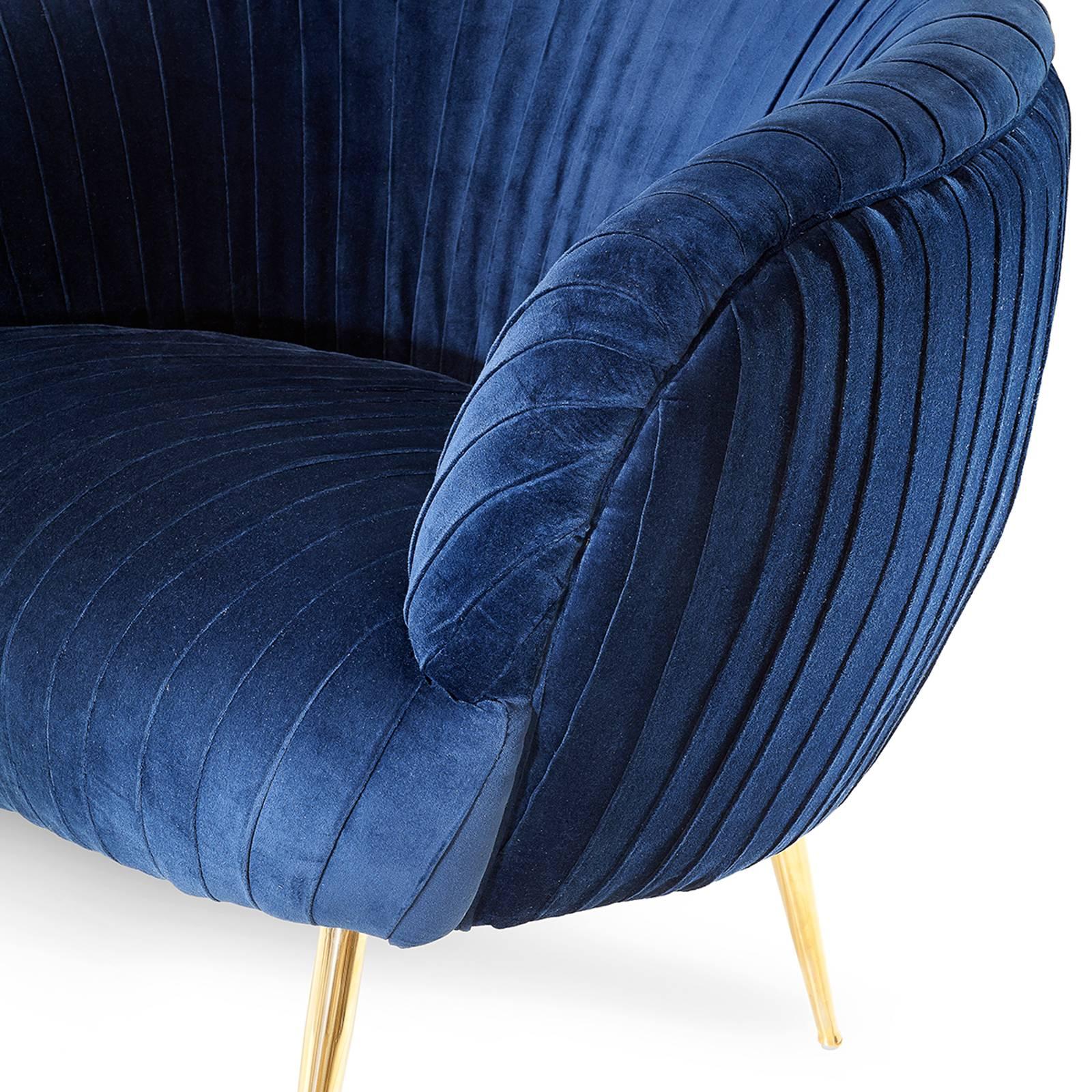 Sessel Diana, gepolstert mit blauem, weichem Samt
mit Struktur aus Massivholz. Füße aus Stahl in Gold 
beenden. Auch in gelbem oder schwarzem Soft-Samt erhältlich.
 