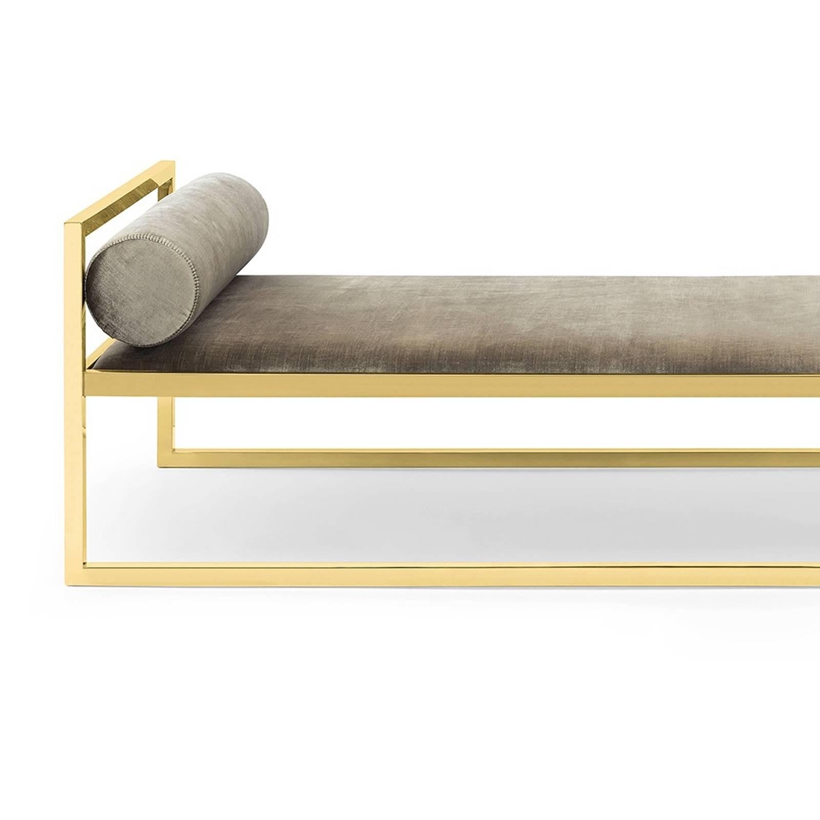Daybed Grand Avenue with structure in gold
finish stainless steel. Upholstered with grey velvet
fabric, fire retardant treatment. Also available with
polished stainless steel structure and available
upholstered with genuine bitten leather
