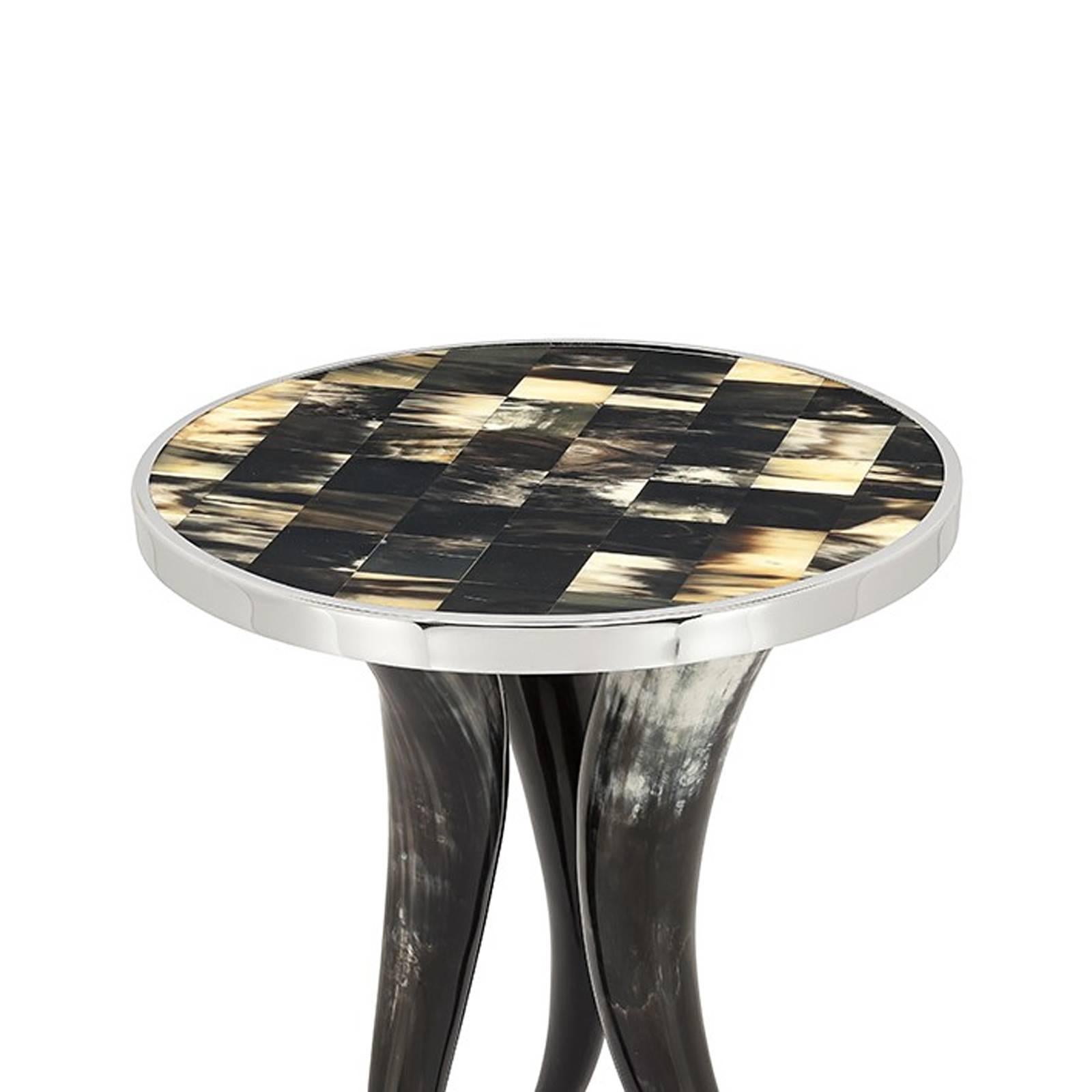 Tables d'appoint os et cornes M avec trois cornes pieds
fait avec des os. Plateau en damier réalisé avec les os de
et entouré d'acier inoxydable poli
