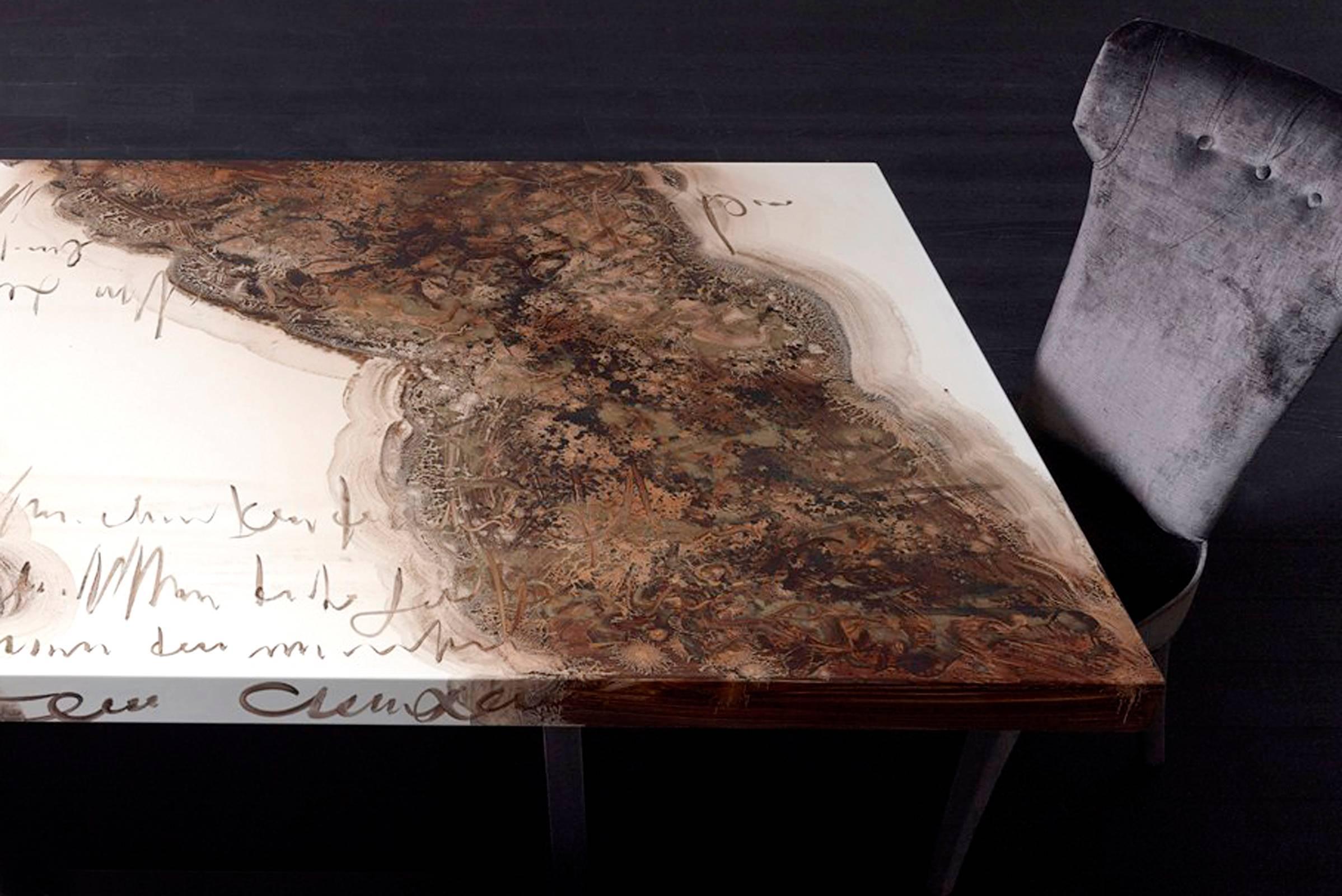 Creatis-Tisch aus handbemaltem, lackiertem Massivholz (Handgefertigt) im Angebot