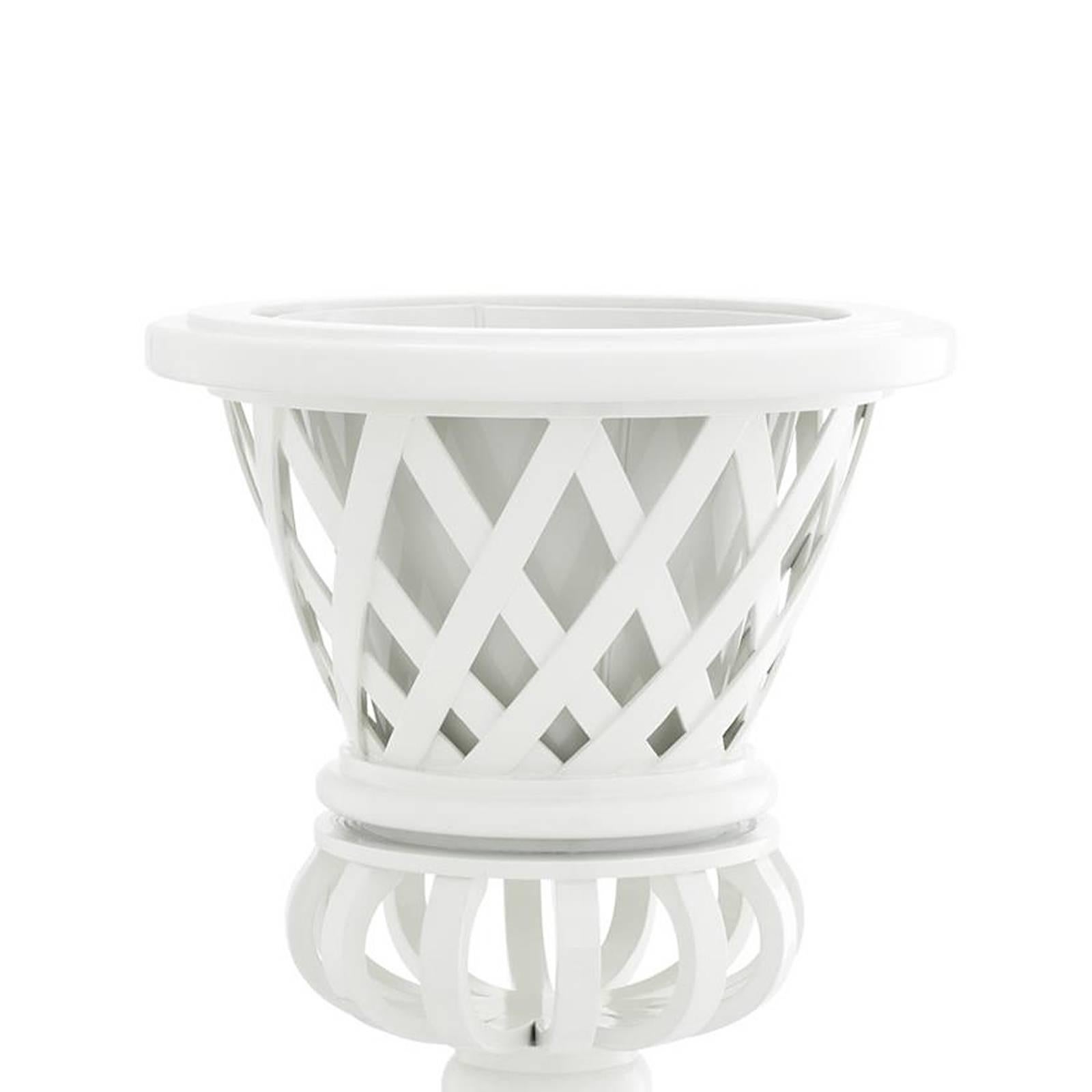 Planter garden white made with solid mahogany wood
and iron in piano black finish including removable inlay.
Also available in black mahogany wood black finish.

