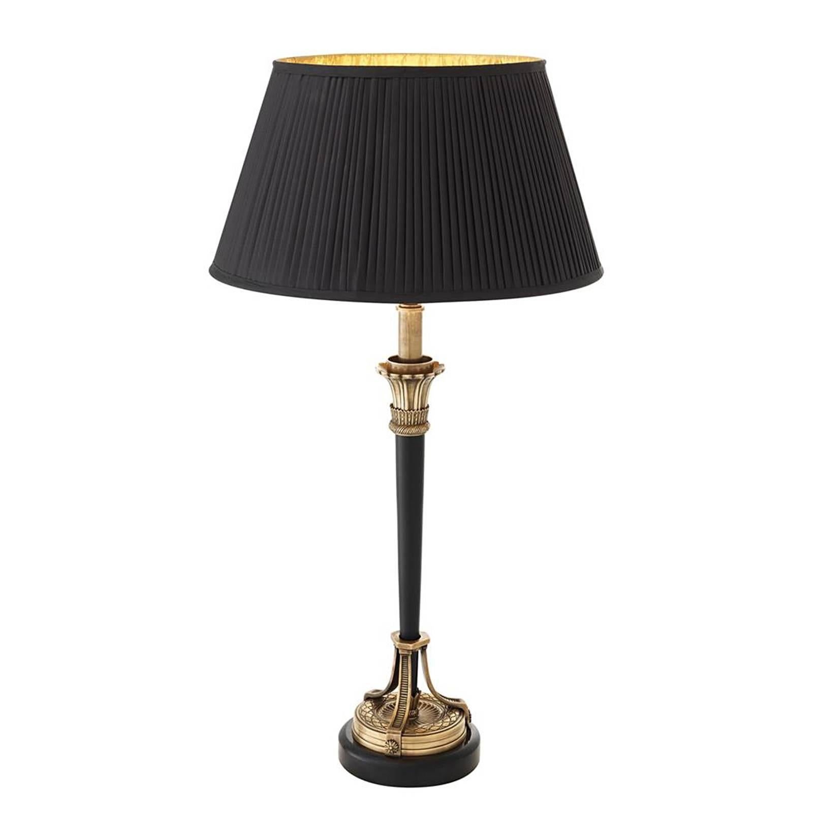 Table lamp Particulier with details in vintage brass finish.
Black finish structure. On black granite base. Including
black pleated shade. 1 bulb lamp holder type E27, max
40 Watt. Bulb not included.
Also available with red pleated shade.
