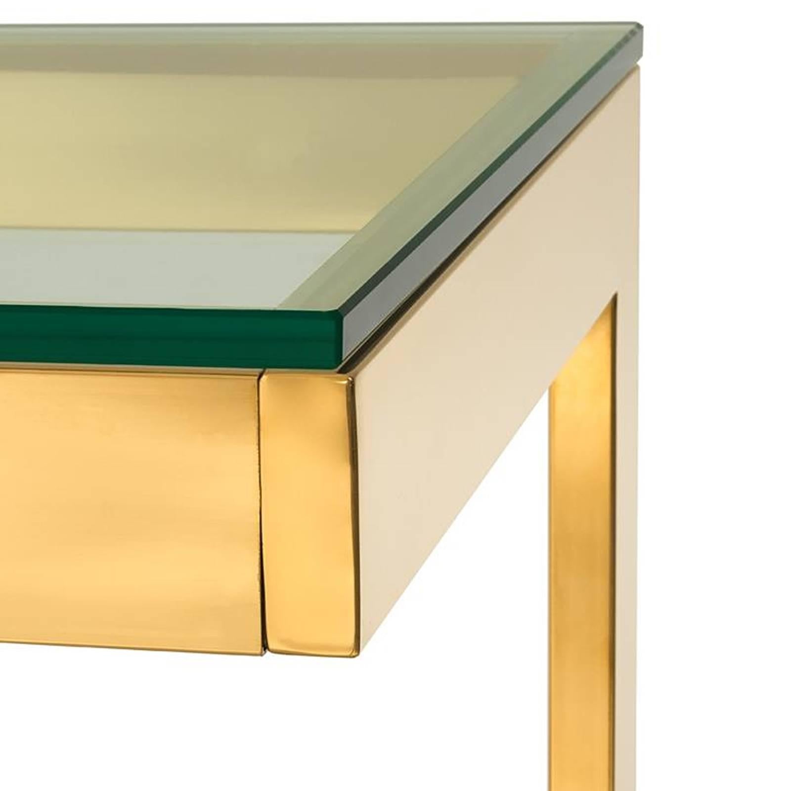 Side table double top with structure in gold
finish with 2 clear glass top.
Available with structure in bronze finish and 2
clear glass top.
Also available in coffee table and console table double top.
