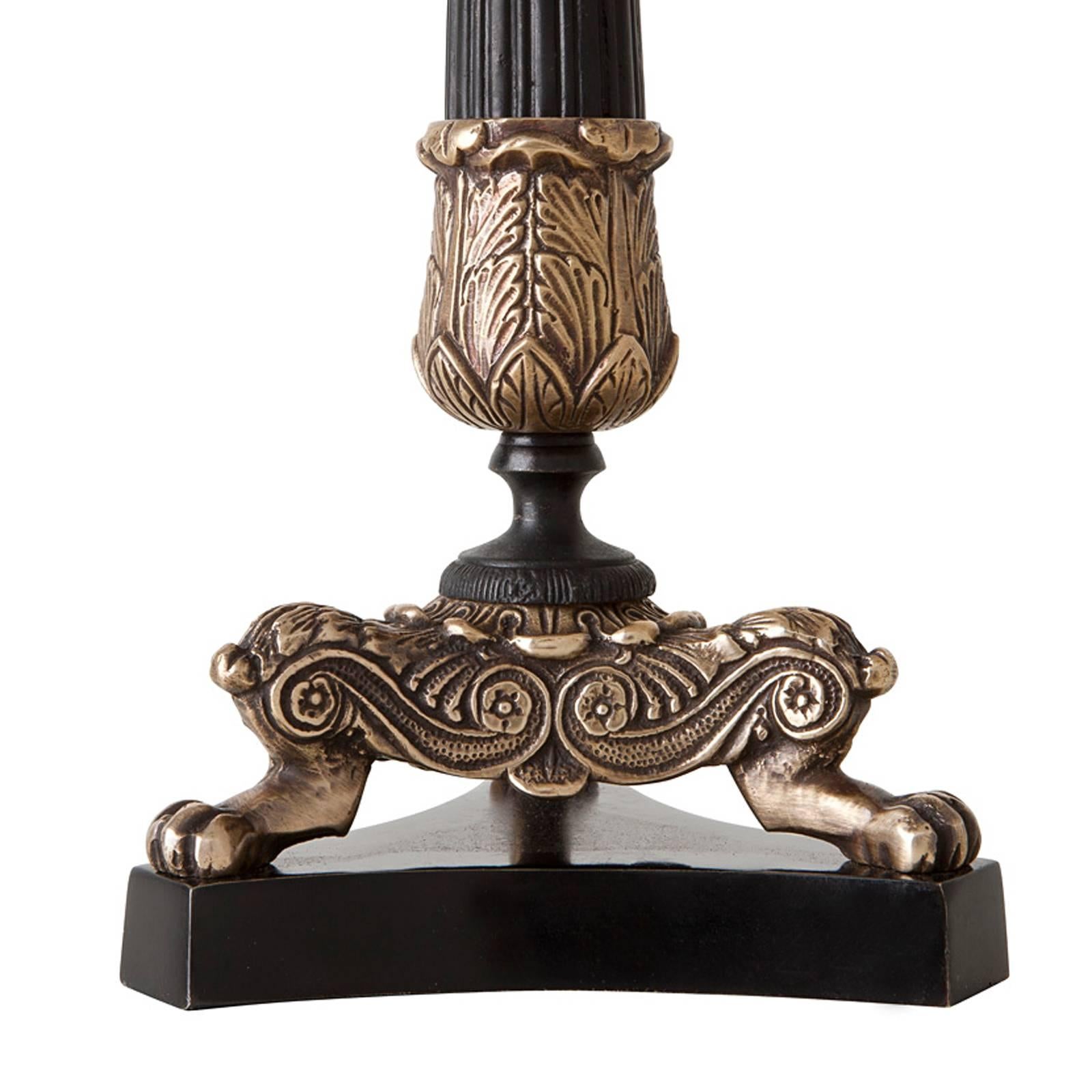 Candle holder chevalier with details in vintage brass
finish. Structure in black finish.
Also available in nickel finish. Structure in black finish.
Candle not included.
.