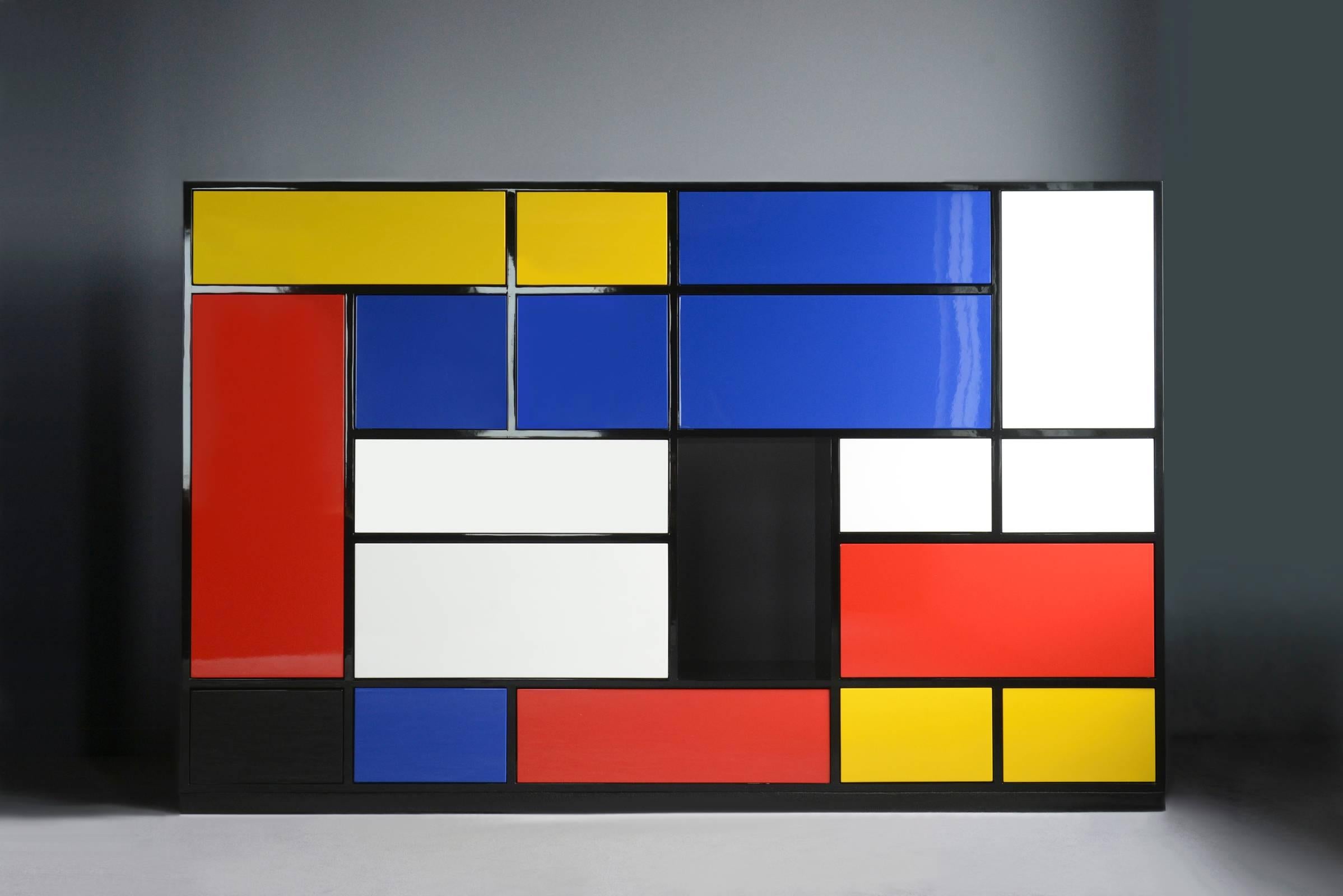 Fait main Enfilade haute laqué avec 16 tiroirs réglables Le Mondrian en vente