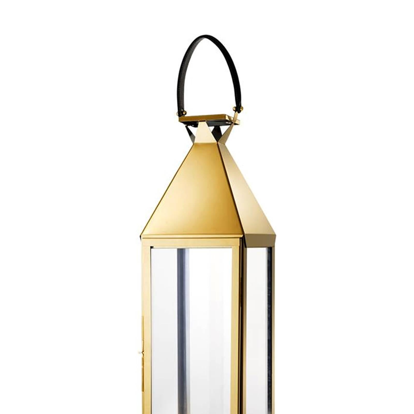Hurricaine gold XL with structure in gold 
finish and clear glass. With black leather 
handle. Also available in Huricaine Gold L.
Candle not included.
