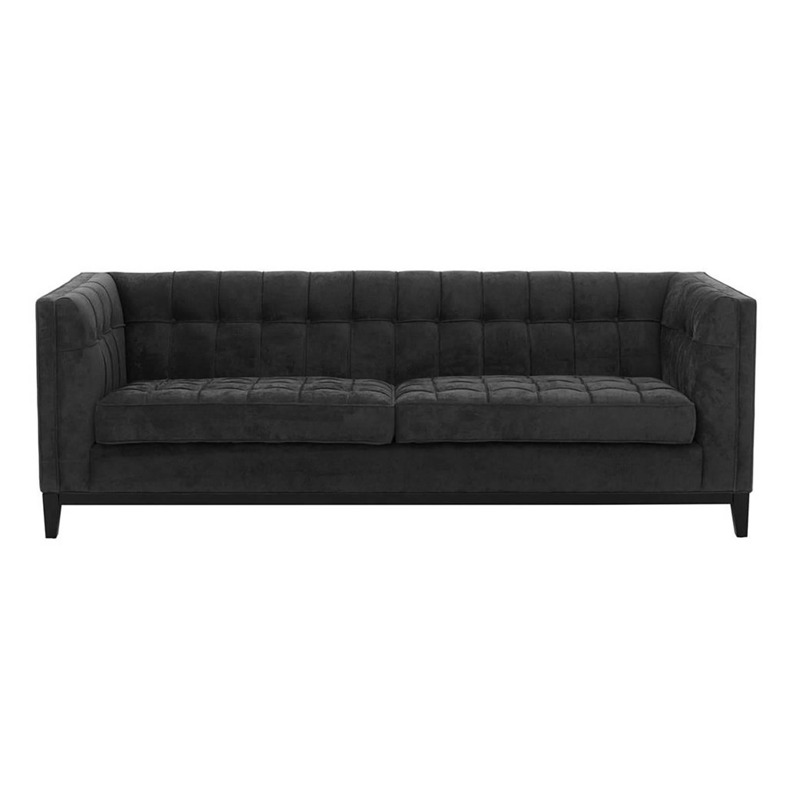 Sofa Sander upholstered with black velvet fabric.
With fire retardant treatment. Structure in solid
birch wood. Also available in greige velvet fabric
or ecru velvet fabric. Also available in Sander
Armchair.
