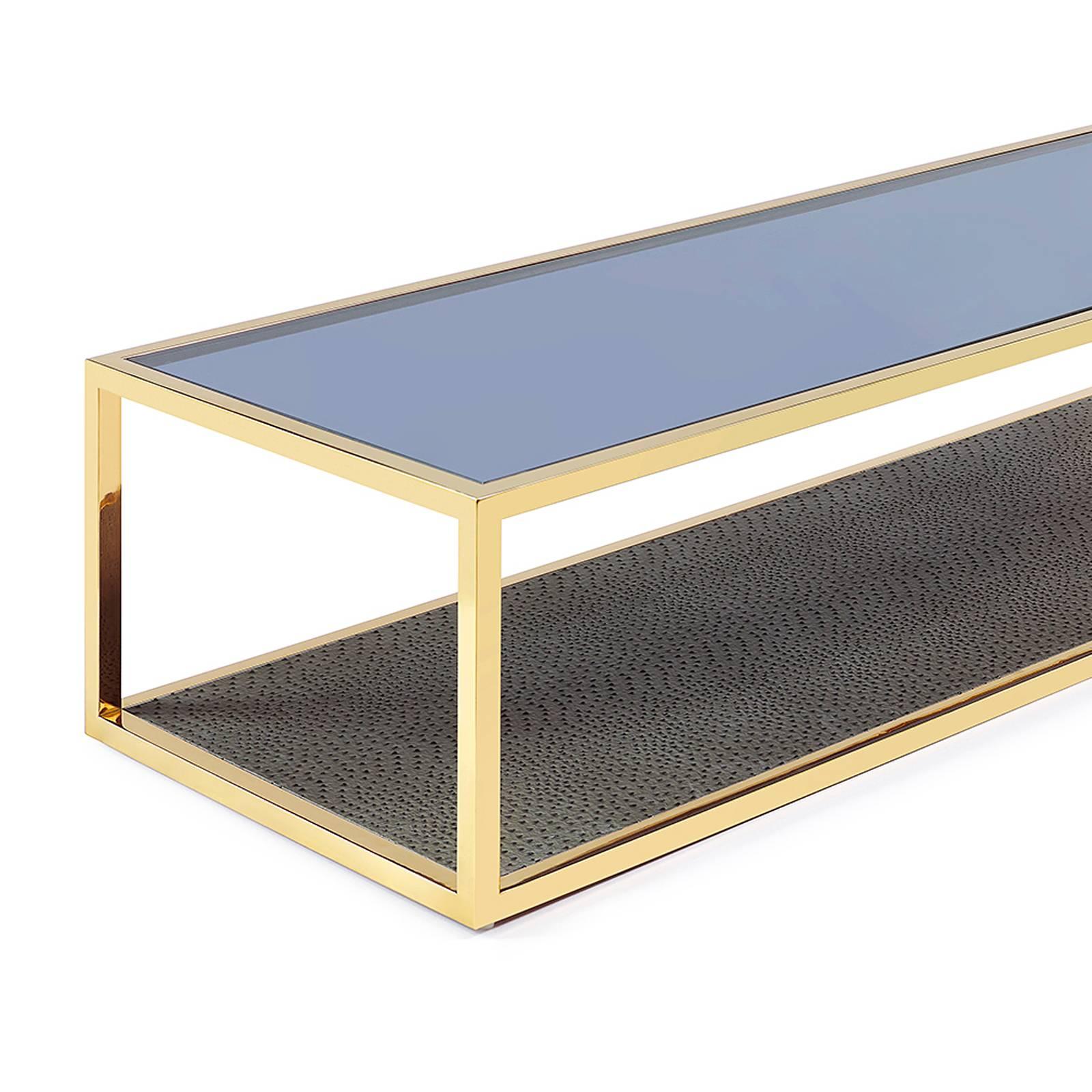 Coffee table Borough with metal gold finish
structure and tempered glass top with down
top in ostrich leather style. Also available in
metal copper finish structure with down top
in ostrich leather style.
