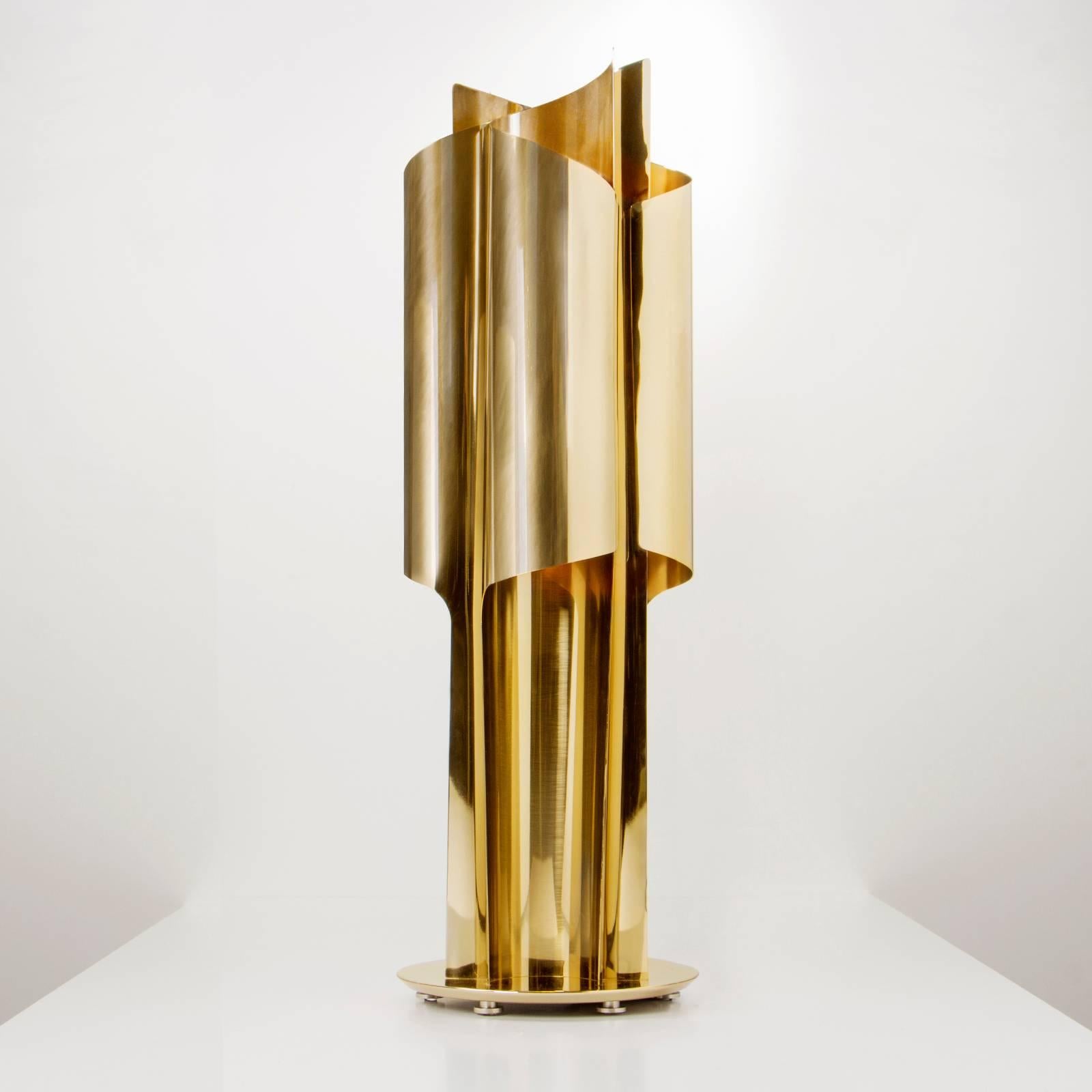 Table lamp in polished brush brass.
Sober and exceptional piece.
