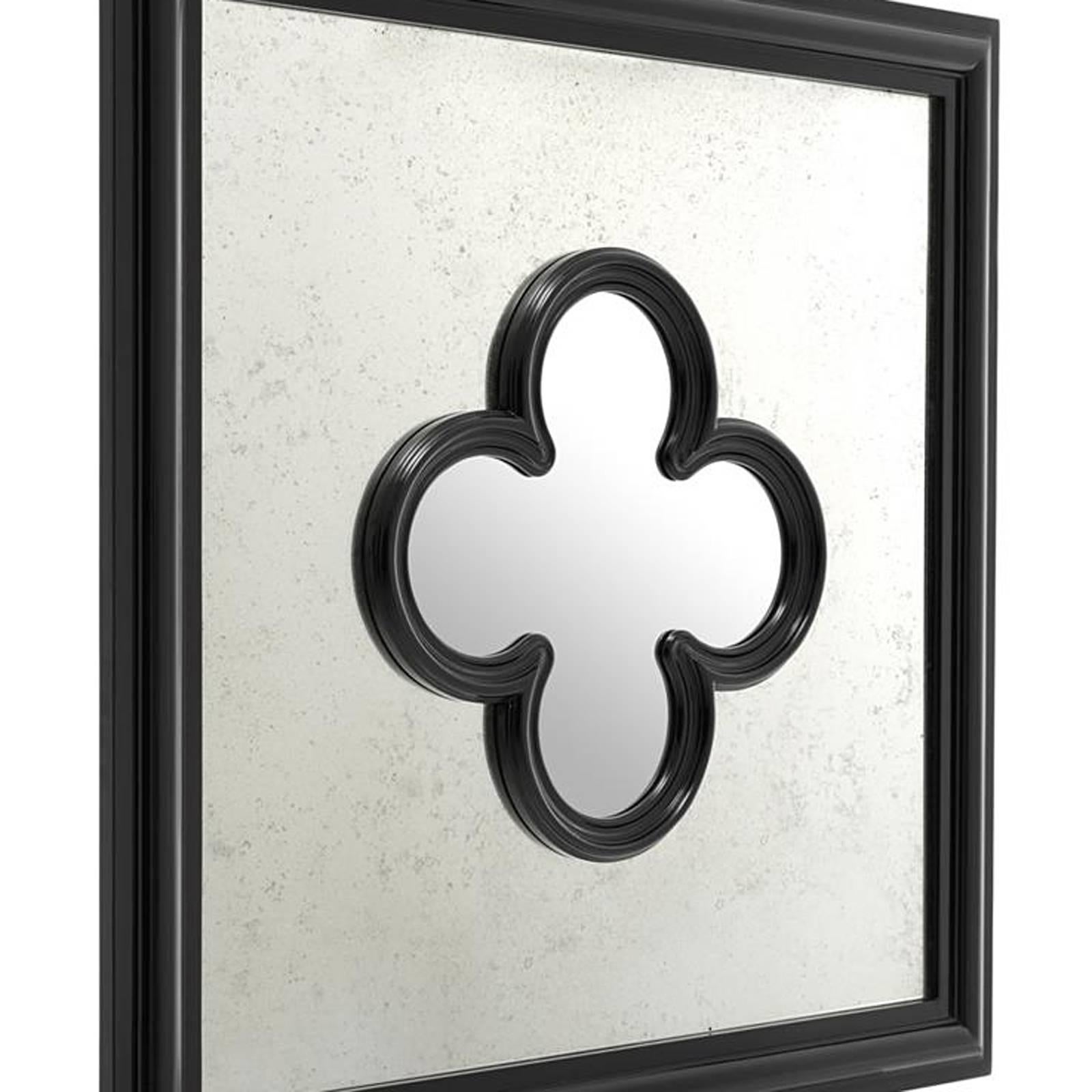 Mirror shamrock with mirror glass in
antique finish. Frame in solid mahogany
wood in black lacquered piano finish.
