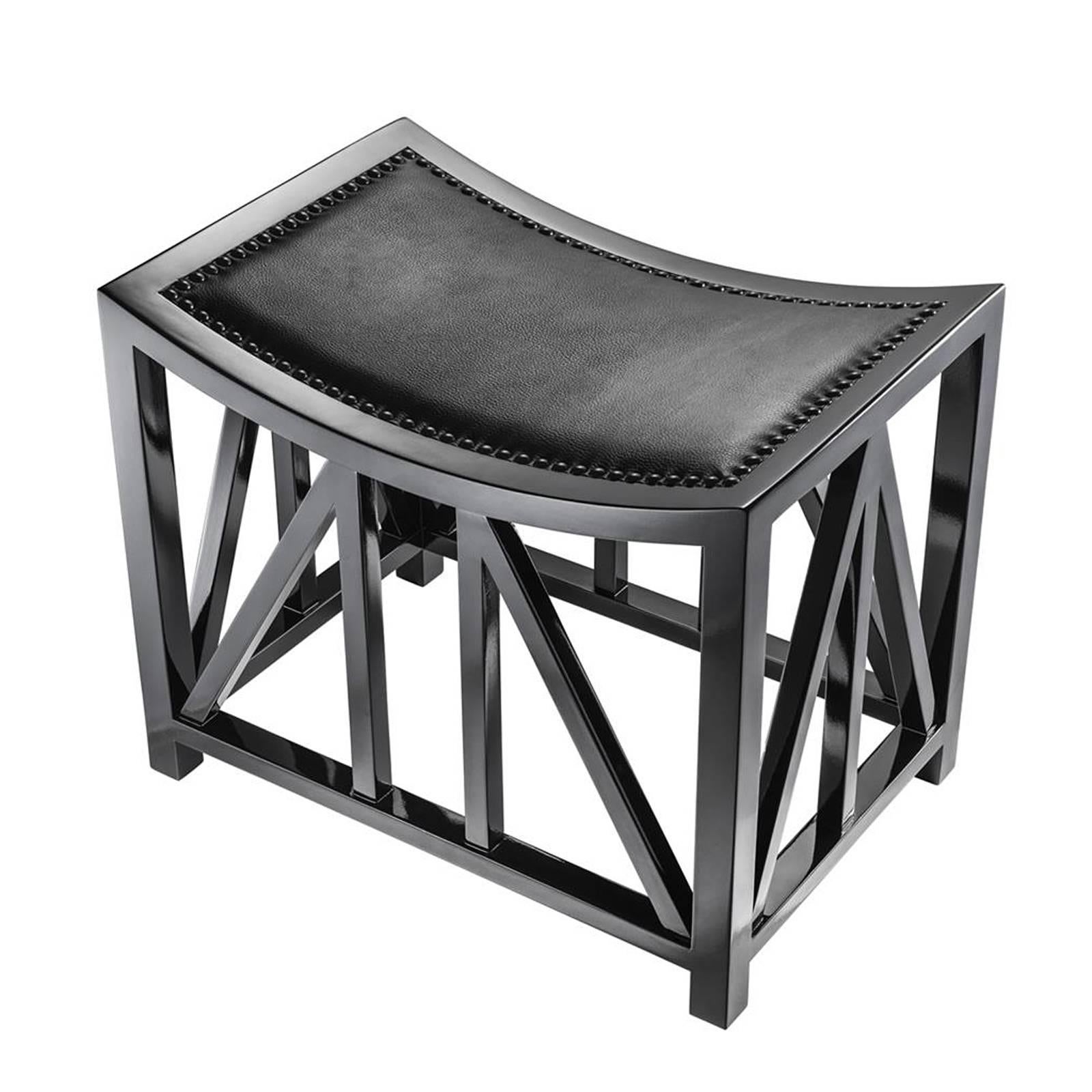 Stool Lautner in solid mahogany wood in black
lacquered piano finish with genuine leather seat
and black nails.
