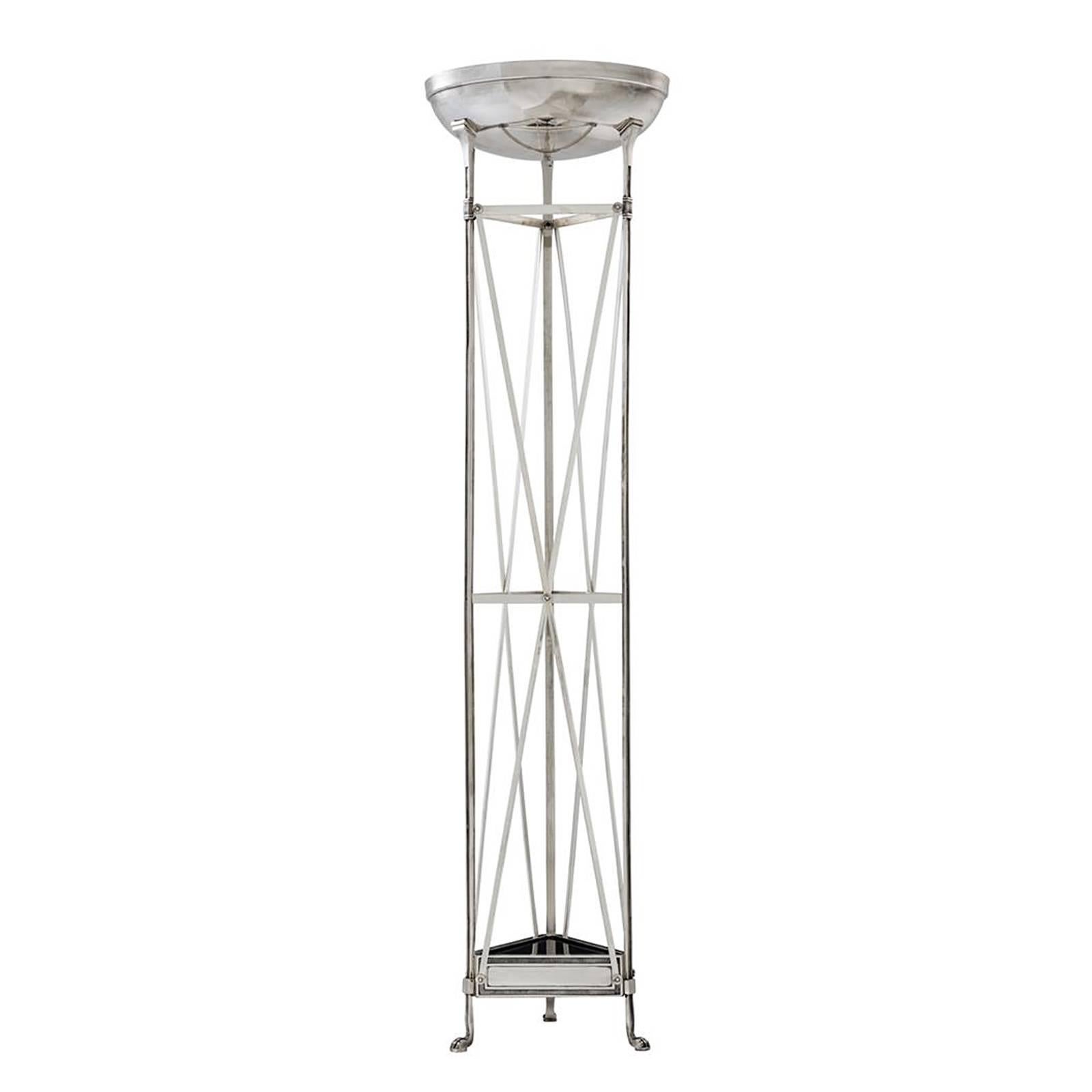 Floor lamp Axel with structure in antique silver
plated. Two bulbs lamp holder type E27, max 40 watt.
Also available with structure in gunmetal bronze finish.
