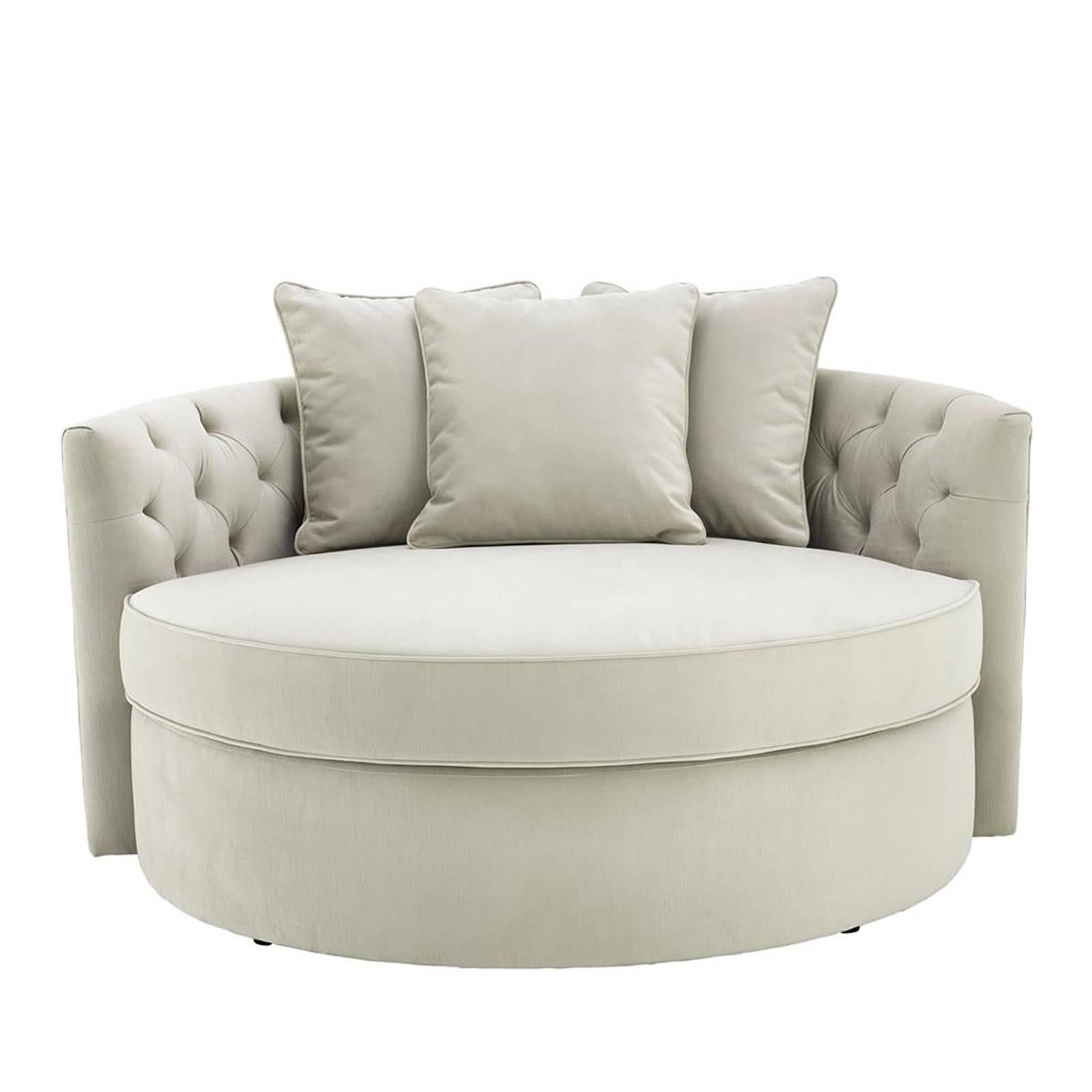 Round sofa Erganza with structure in solid wood.
Upholstered in pebble grey fabric. Fire retardant
treatment. Also available in Sofa Erganza M and
Sofa Erganza L.
