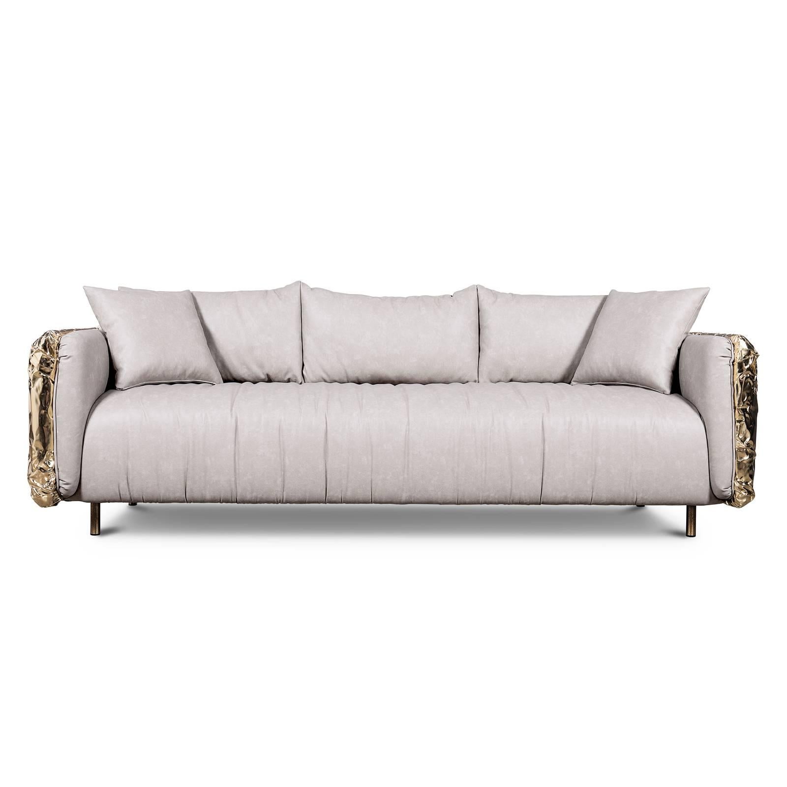 Sofa gold safe upholstered with grey genuine leather.
Back and sides made in solid hammered polished brass.
Also available in hammered patinated brass and also available
in armchair gold safe.
