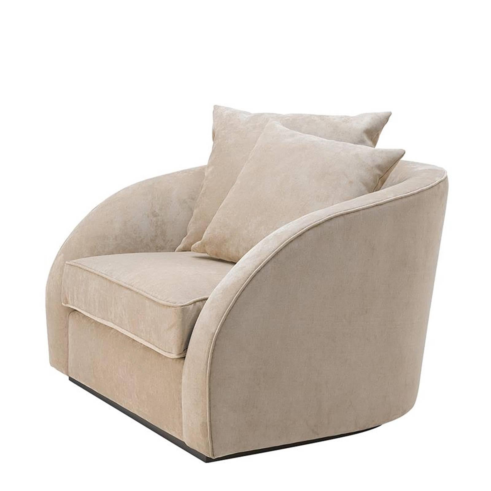 Armchair Miami lounge with structure in solid
birchwood and upholstered with greige velvet
fabric. Also available with black panama fabric
or natural panama fabric. Also available in sofa
Miami lounge.
